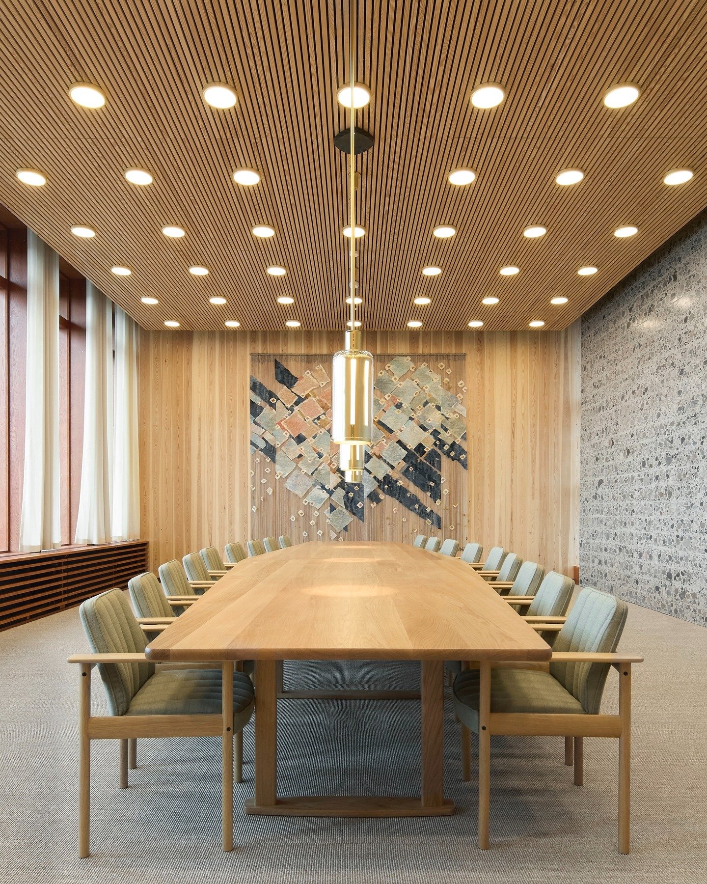 I H&oslash;yblokken er den gamle Statsr&aring;dsalen tilbakef&oslash;rt til opprinnelige uttrykk fra 1958. M&oslash;tebordet er beskrevet av Cadi og utformet som en replika av originalbordet tegnet av Erling Viksj&oslash;. M&oslash;testolene tegnet a