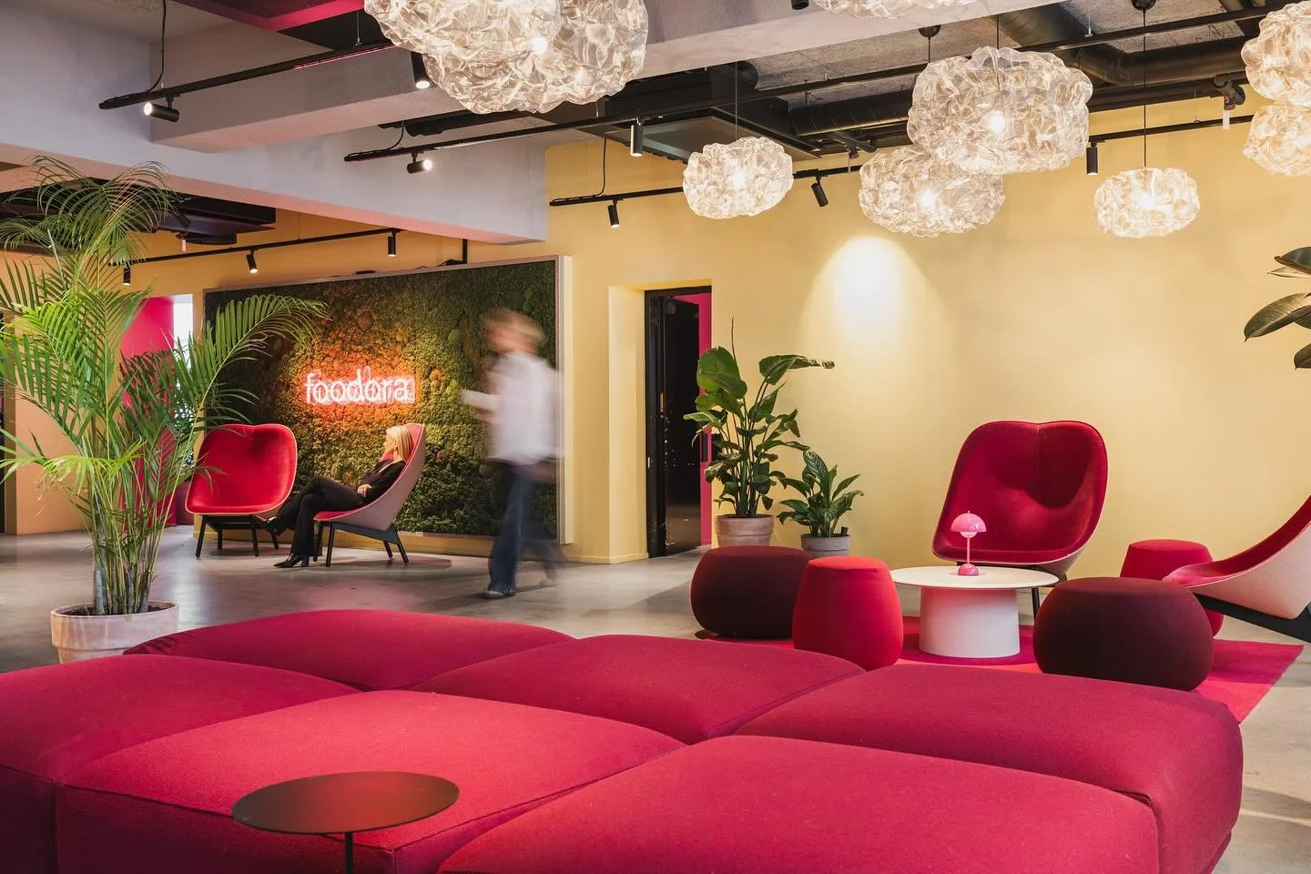 Velkommen til FOODORA. 

Da Foodora skulle pusse opp hovedkontoret sitt ble Cadi engasjert. Oppdraget omfattet &aring; omorganisere kontorlandskapene, utvikle nye l&oslash;sninger, optimalisere samarbeidsssoner og loungearealer samt &aring; fornye in