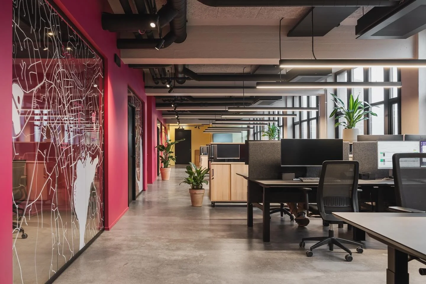 FOODORA sine arbeidsarealer fremmer b&aring;de individuell arbeidsro og kreativt samarbeid og er tilpasset ulike arbeidsmetoder og behov. Arealer som krever ro er godt skjermet og i duse farger, mens samarbeidssoner har kraftigere farger og signalise