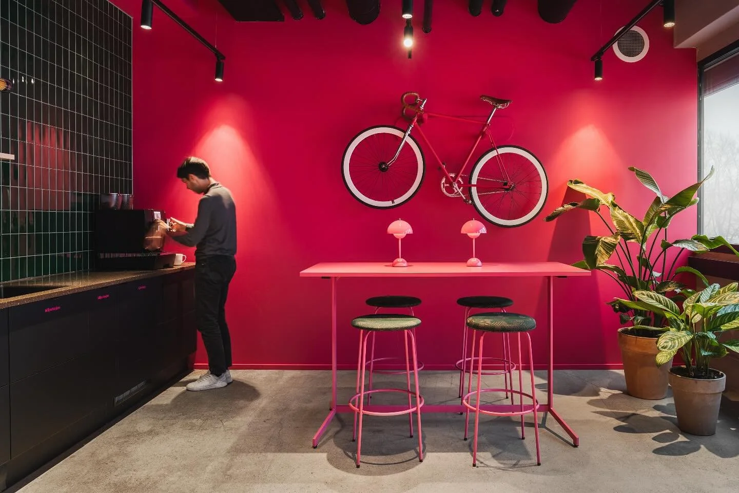 I hovedinngangen til Foodora er det etablert et mingleomr&aring;dende for bes&oslash;kende og bud adskilt fra resten. Fargebruken underbygger Foodoras visuelle identitet og skaper ingen tvil om at bes&oslash;kende er kommet til riktig lokale!

Vi vid