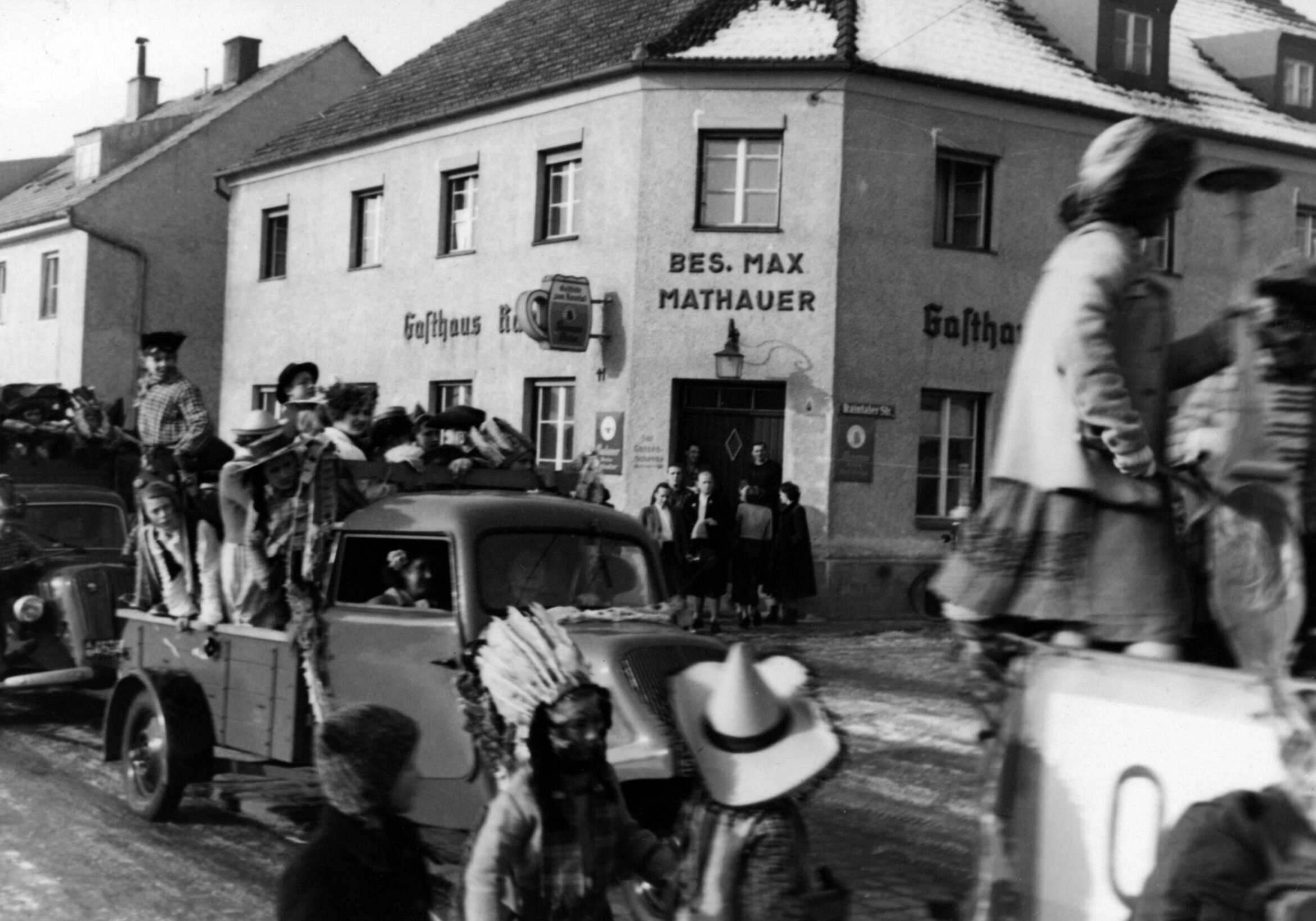 Der Faschingszug zieht durch die Perlacher Straße 1953. 