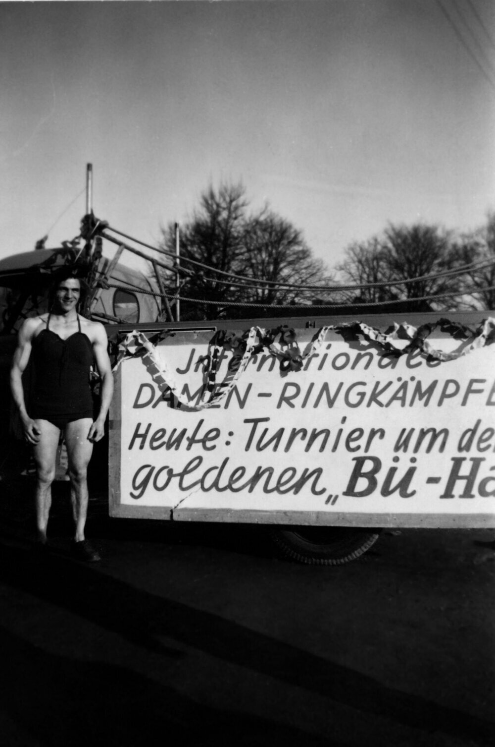 Johann „Hans“ Sigl vor dem Start des Faschingszuges 1954.