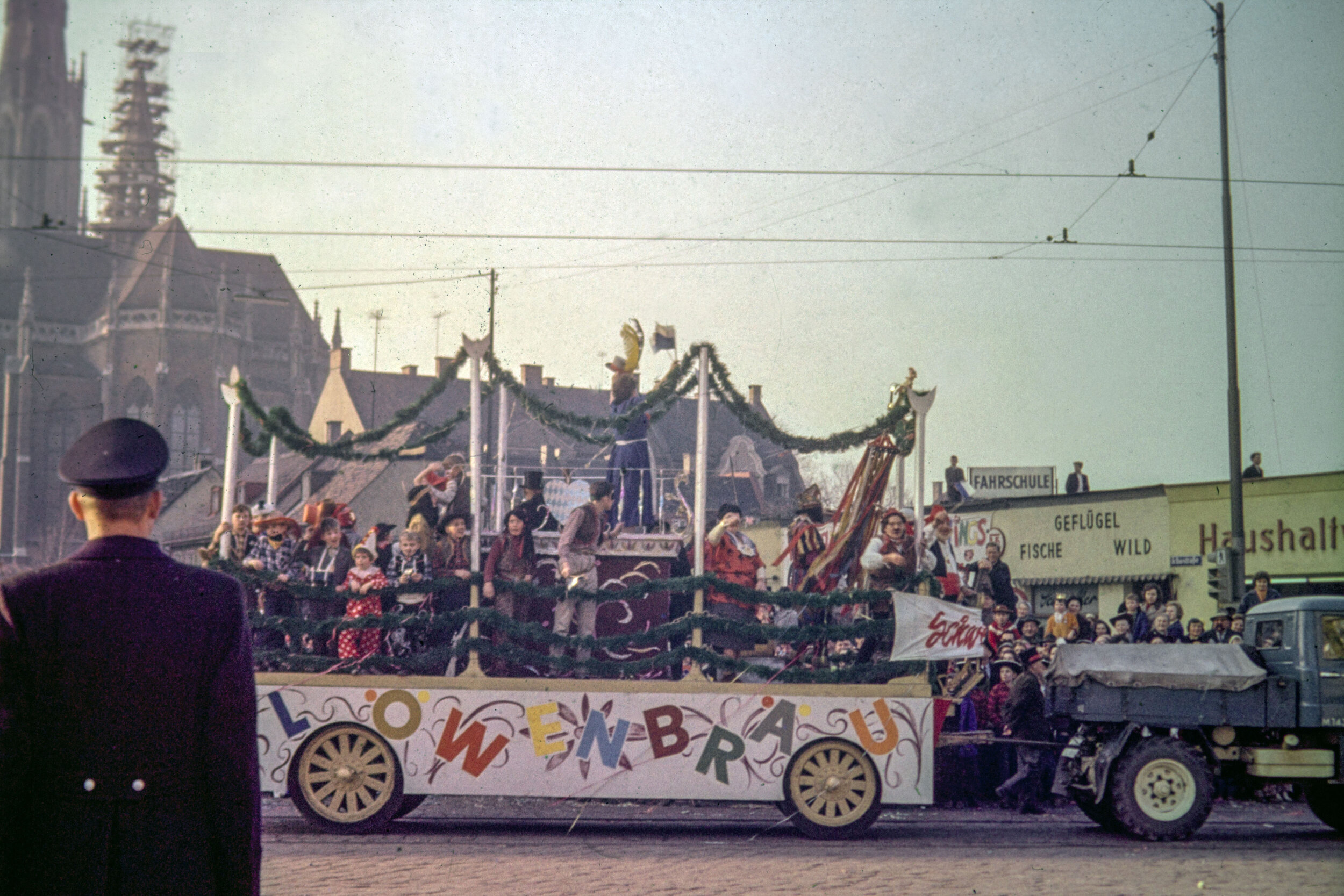 Auf dem Wagen dürfen Kinder und Maskierte am Faschingszug teilnehmen 1955.