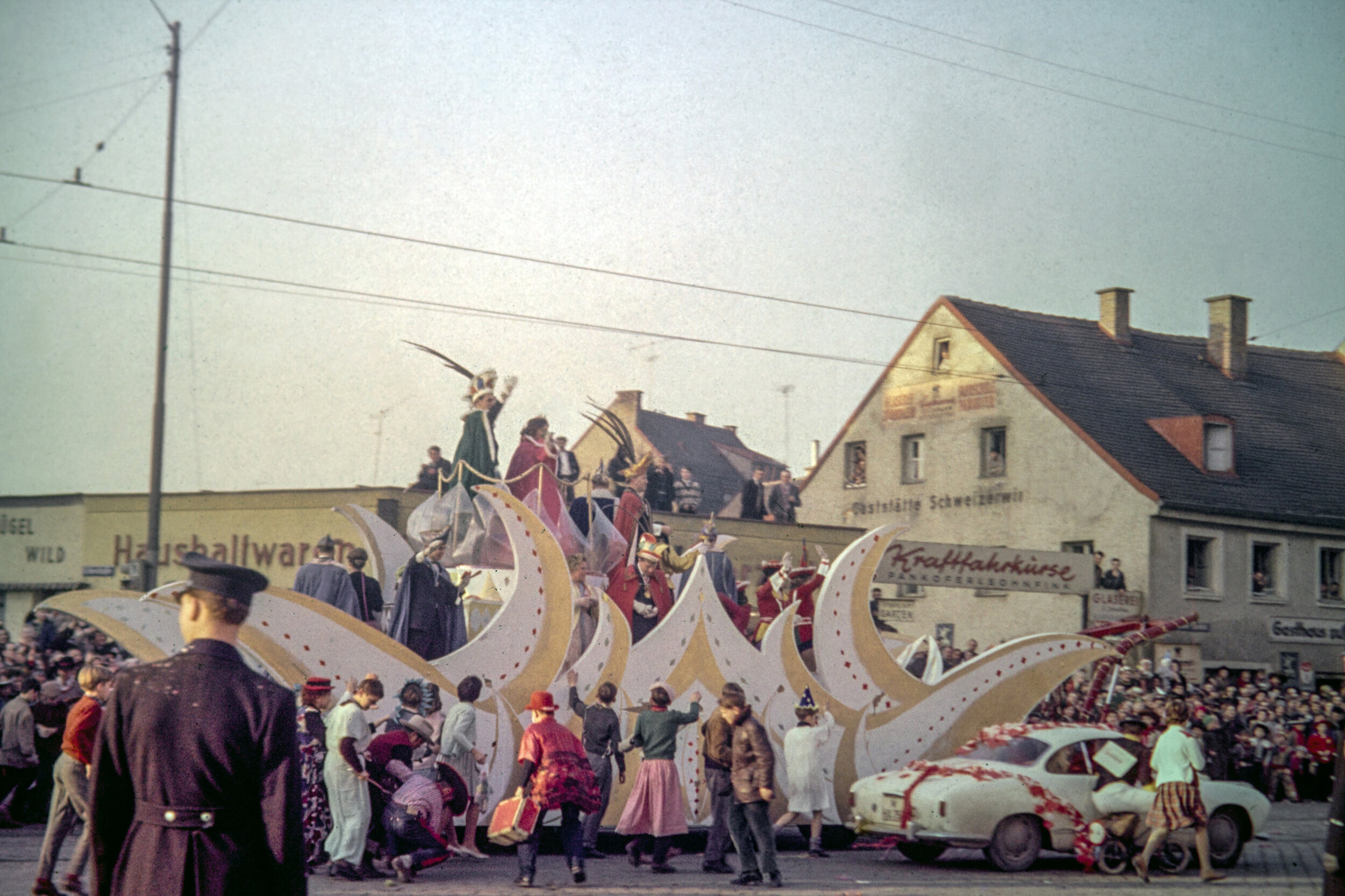 Der Prinzenwagen biegt auf die Tegernseer Landstraße ein 1955. 