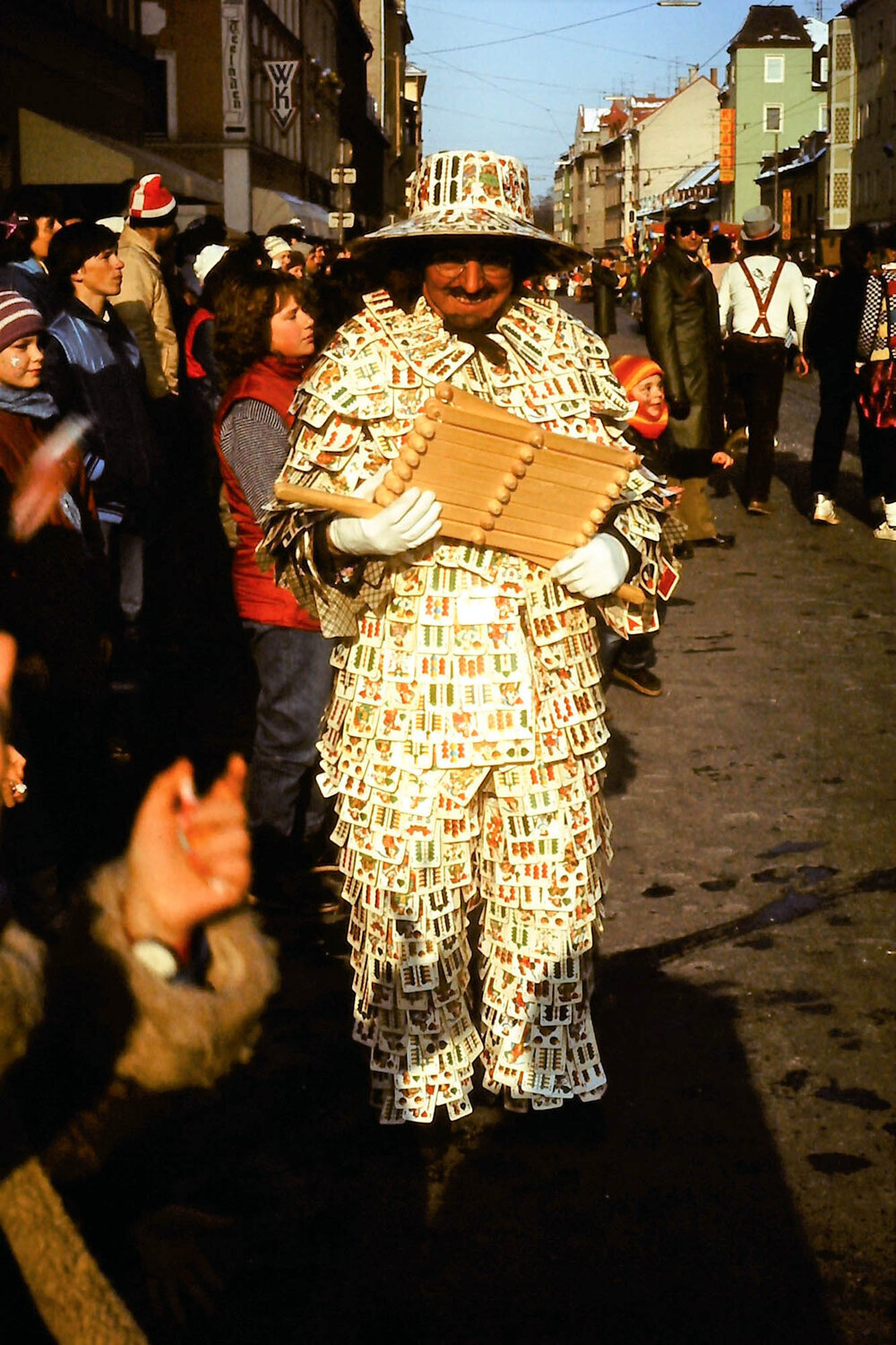 Ein Mann ganz in Schafkopfkarten gehüllt 70er Jahre.
