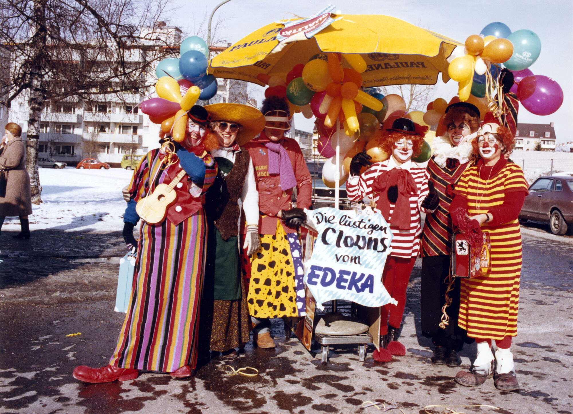 Die Belegschaft des EDEKA in Clownskostümen 