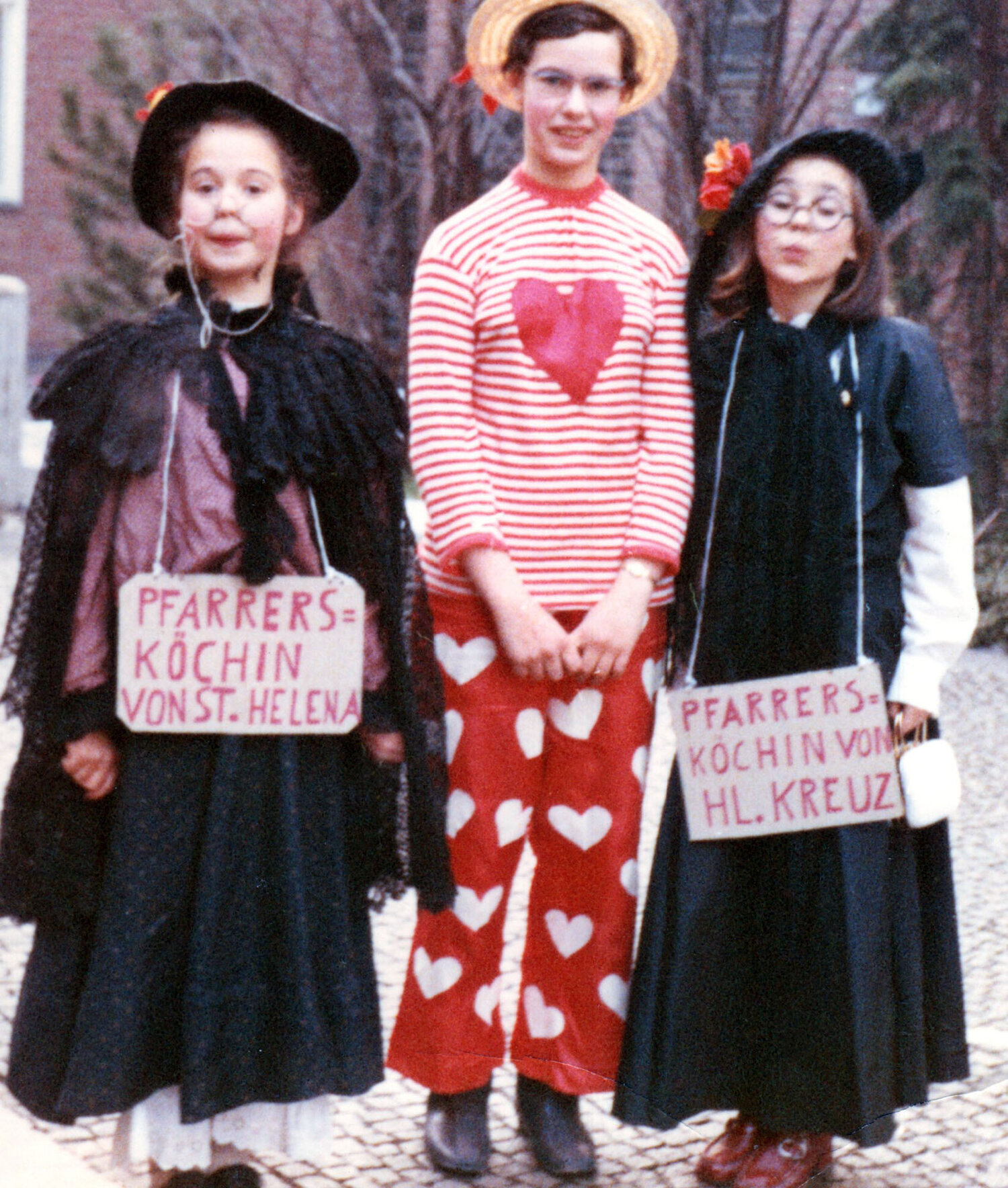 Ulrike (Bildmitte) mit ihrer Schwester und einer Freundin im Fasching 1971.