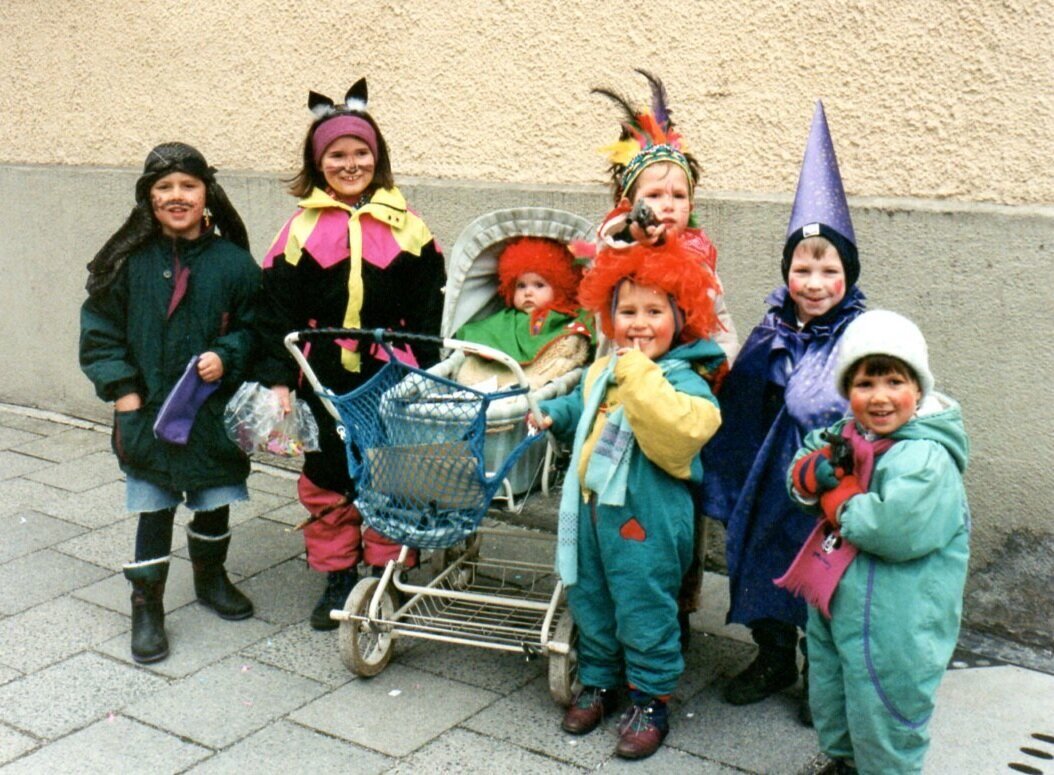 Kleine Besucher des Faschingszuges 1995. 