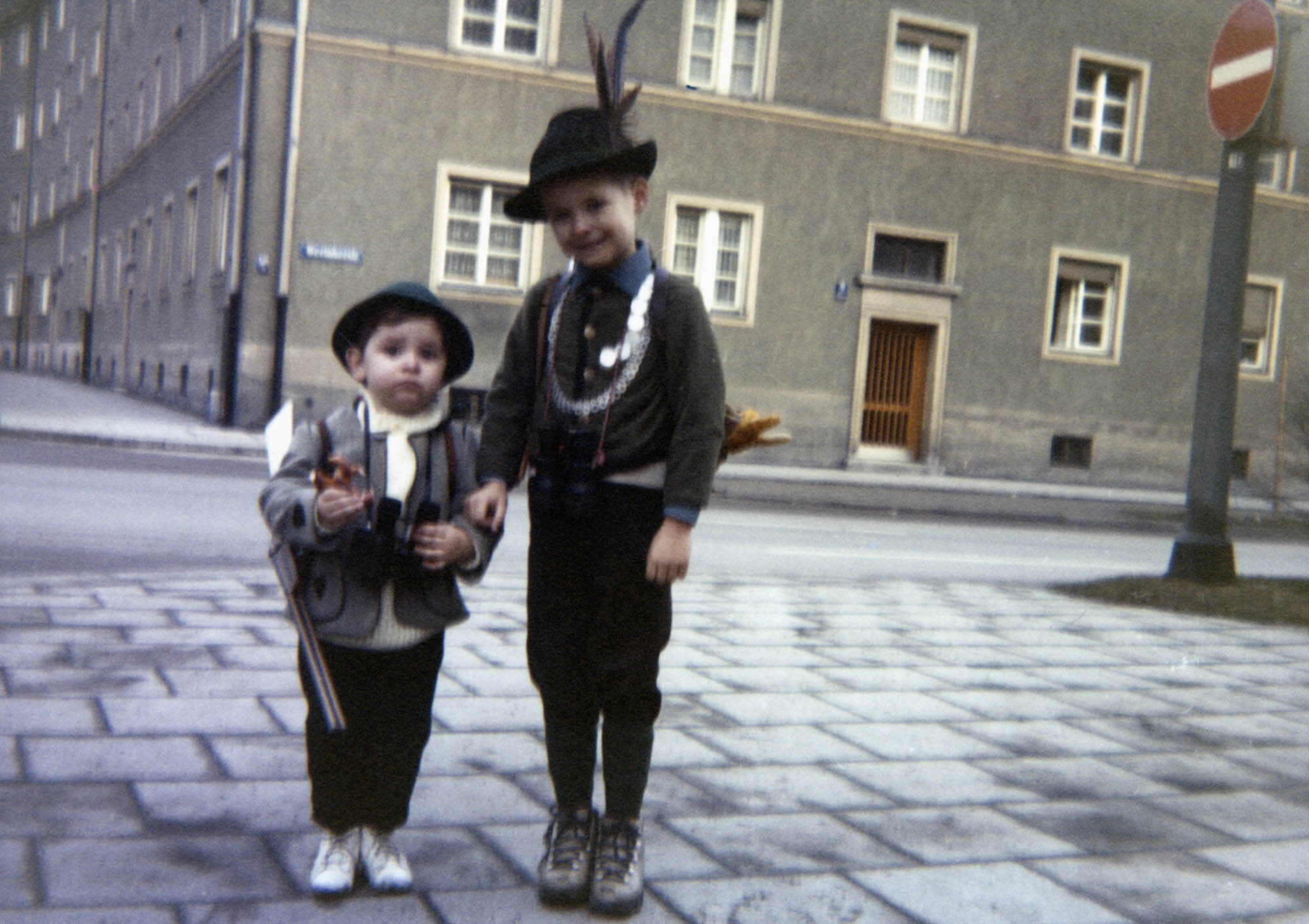 Markus Hierstetter mit seinem Cousin Artur als Jäger verkleidet am Faschingsdienstag 1967.