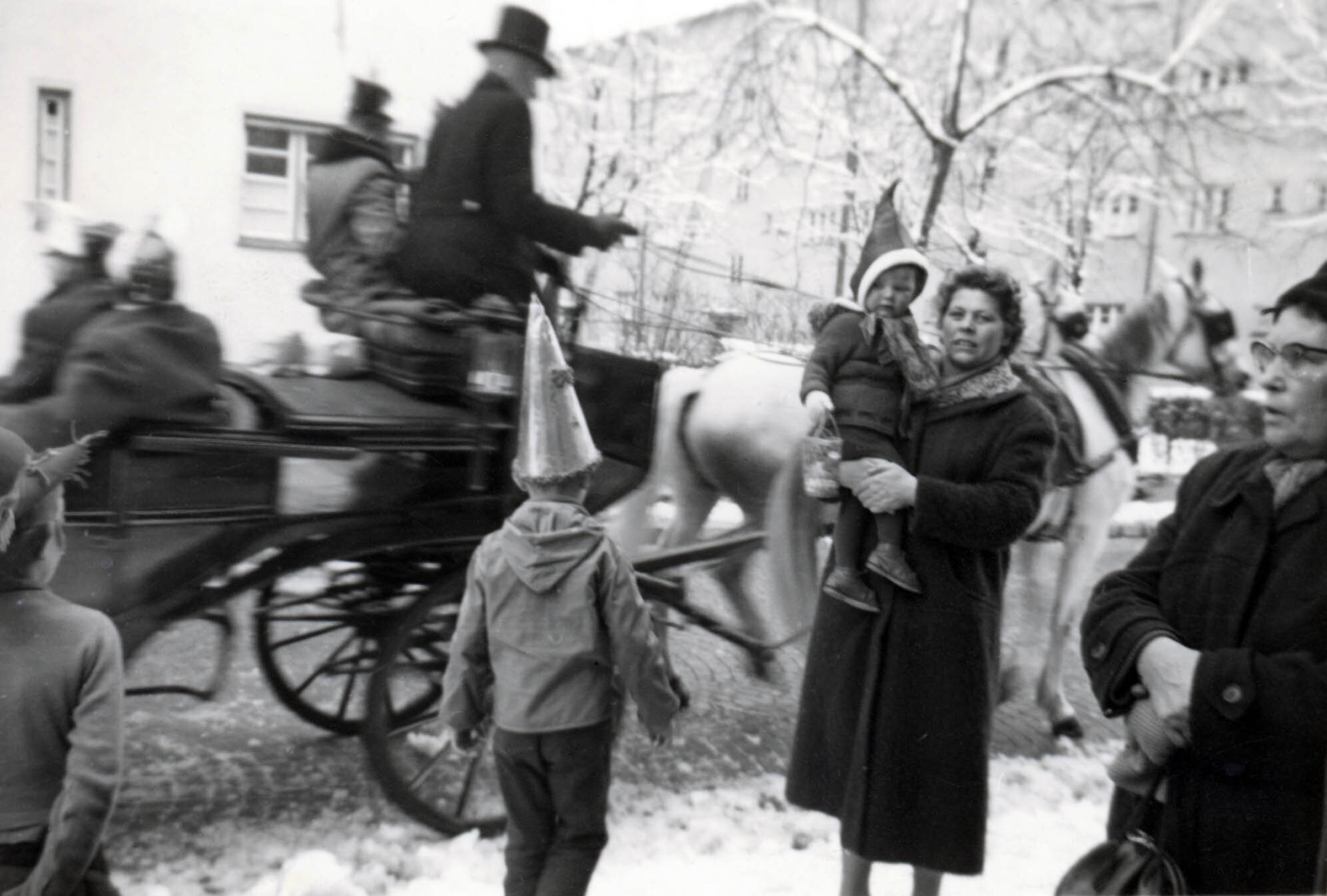 Dorothea auf dem Arm ihrer Mutter, die den Fasching liebte 1957.