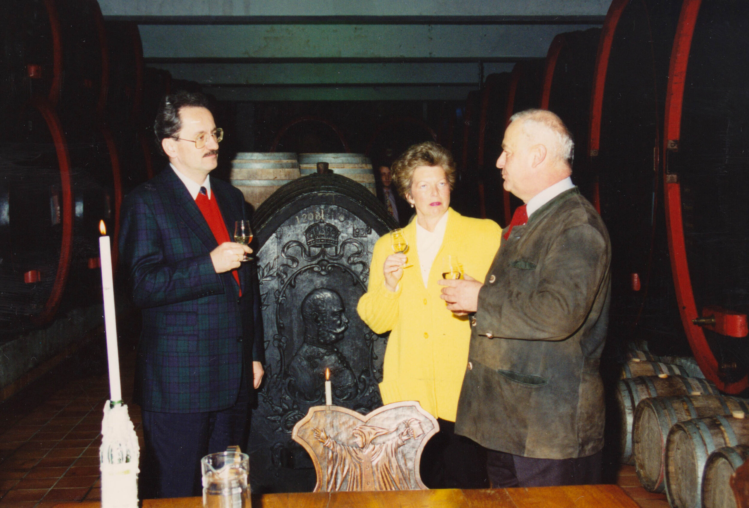 Paul Saffer und seine Frau Christine mit Oberbürgermeister Christian Ude vor dem Faschingszug 1995.