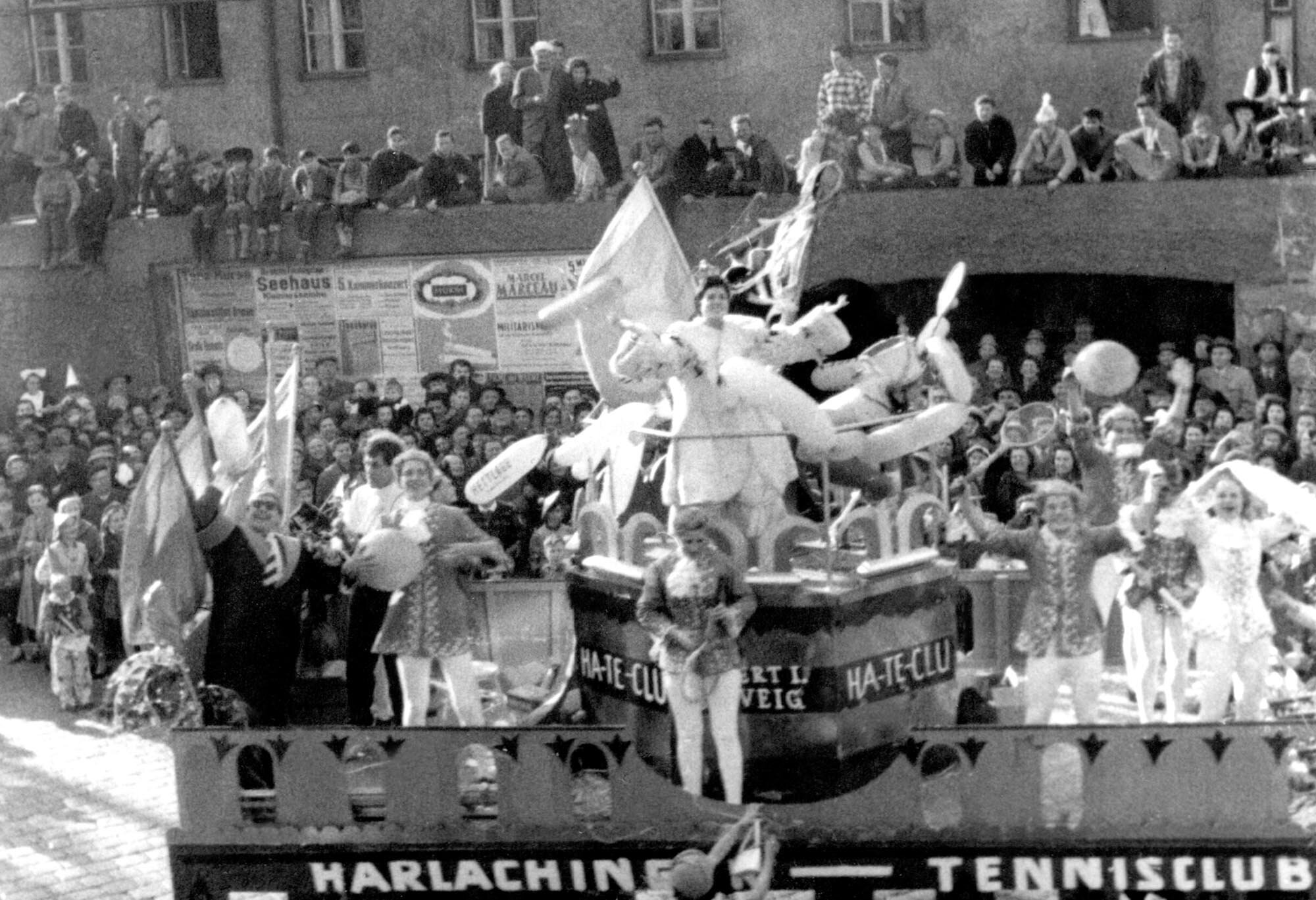 Prinzenpaar Albert und Solveig Schmöger auf dem Festwagen des Tennisclubs Harlaching 1957..