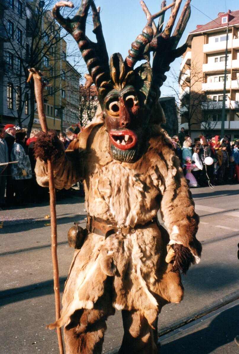Ein Häs-Träger auf dem Giesinger Faschingszug 1994.