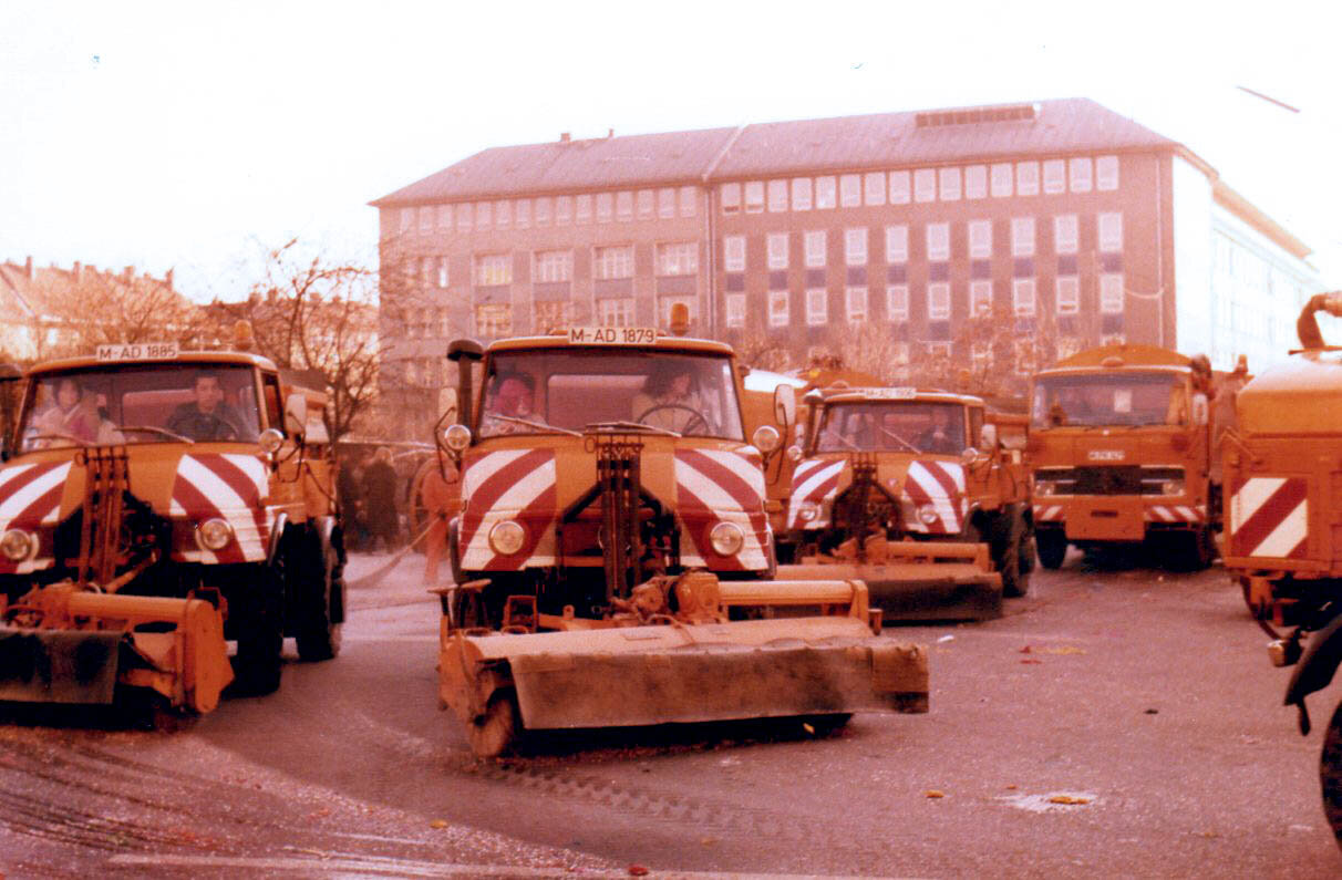 Kehrmaschinen der Stadtreinigung warten auf ihren Einsatz 1979.