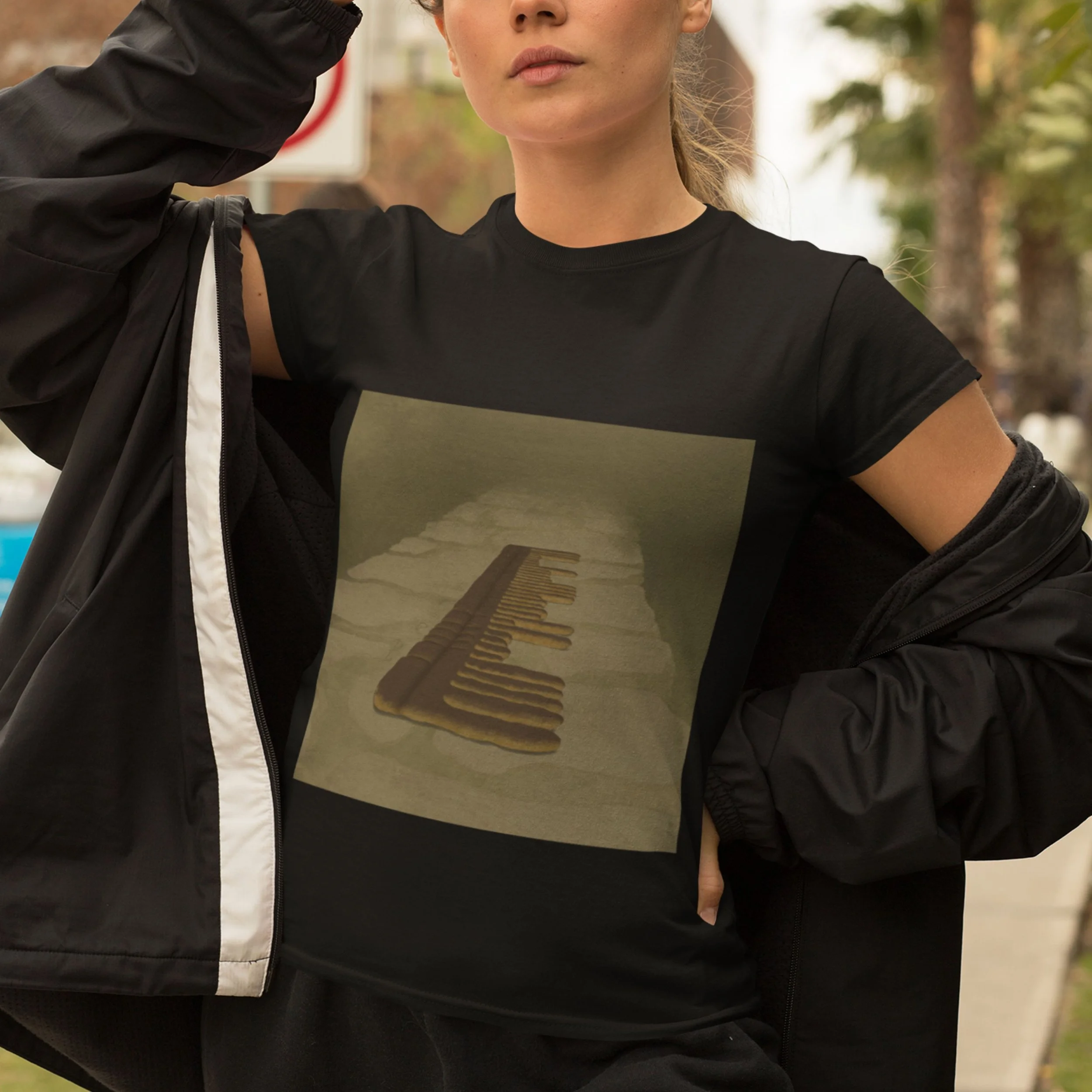 Woman wearing Bean Sí Comb t-shirt