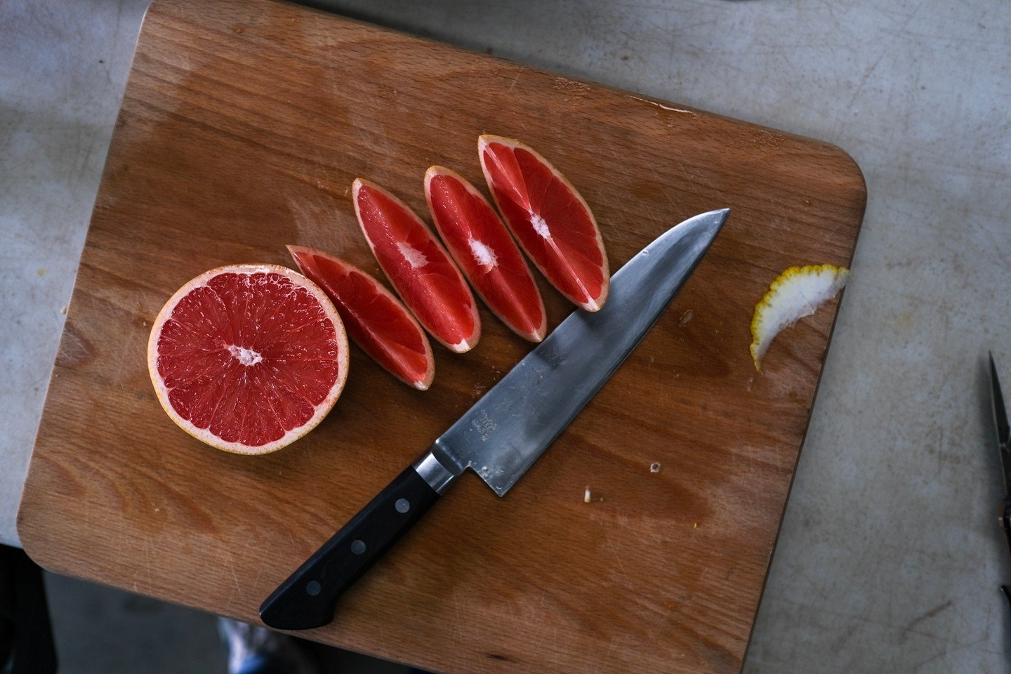 Incoming, the @todolicitrusfundacio Ruby Red grapefruit! 

This stunning citrus, with striking ruby-blood red flesh is generous with its juice, which is a balance of tart, bitter and acid that stand on the shoulders of a fragranced sweet undertones.
