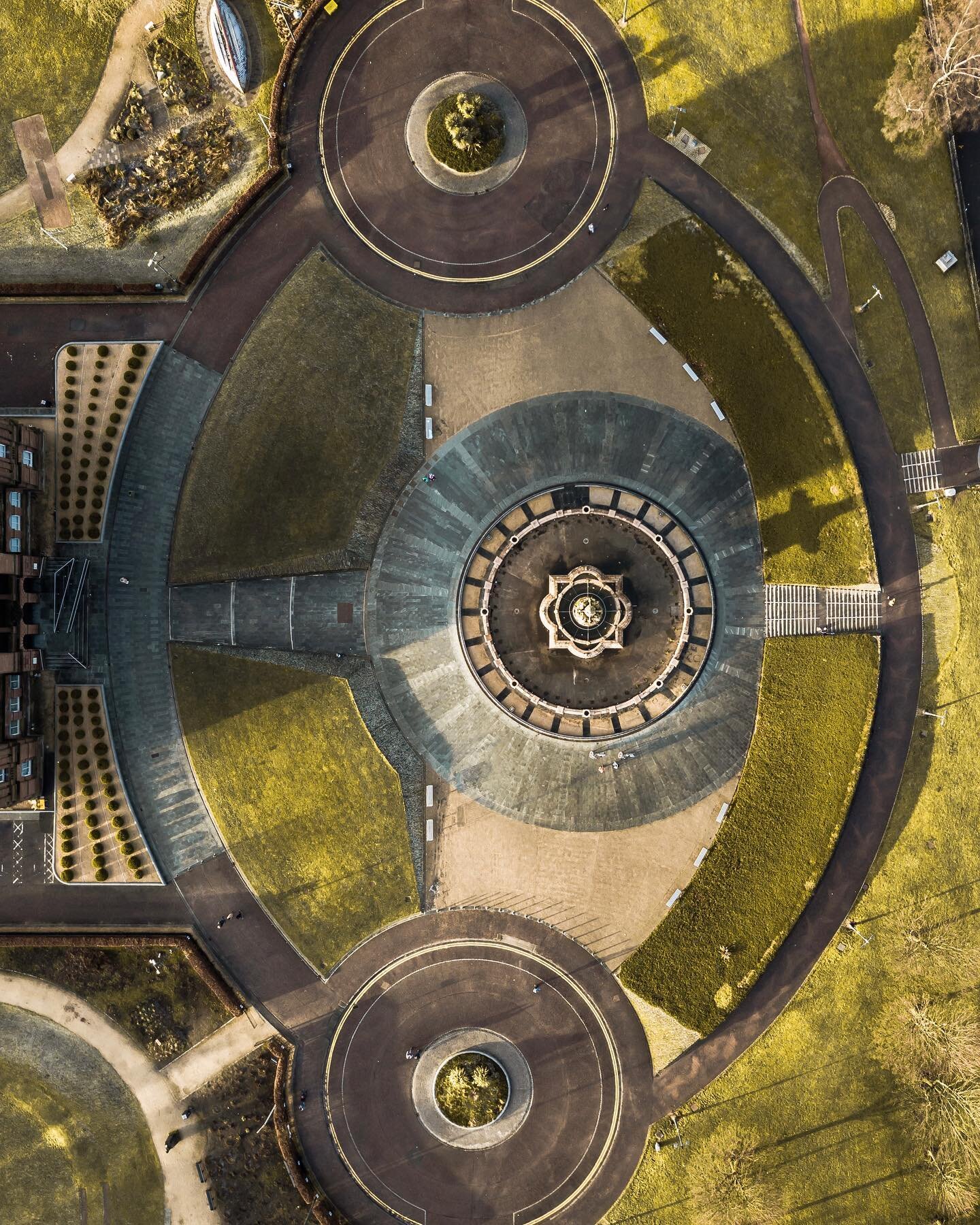 Top down symmetry in Glasgow city! 
Who else loves searching for symmetry with their drone? 🚁
