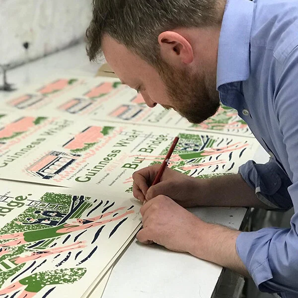 Alan_Dunne_GuinnessWharftoButtBridge_signing_liffeyswim.jpg