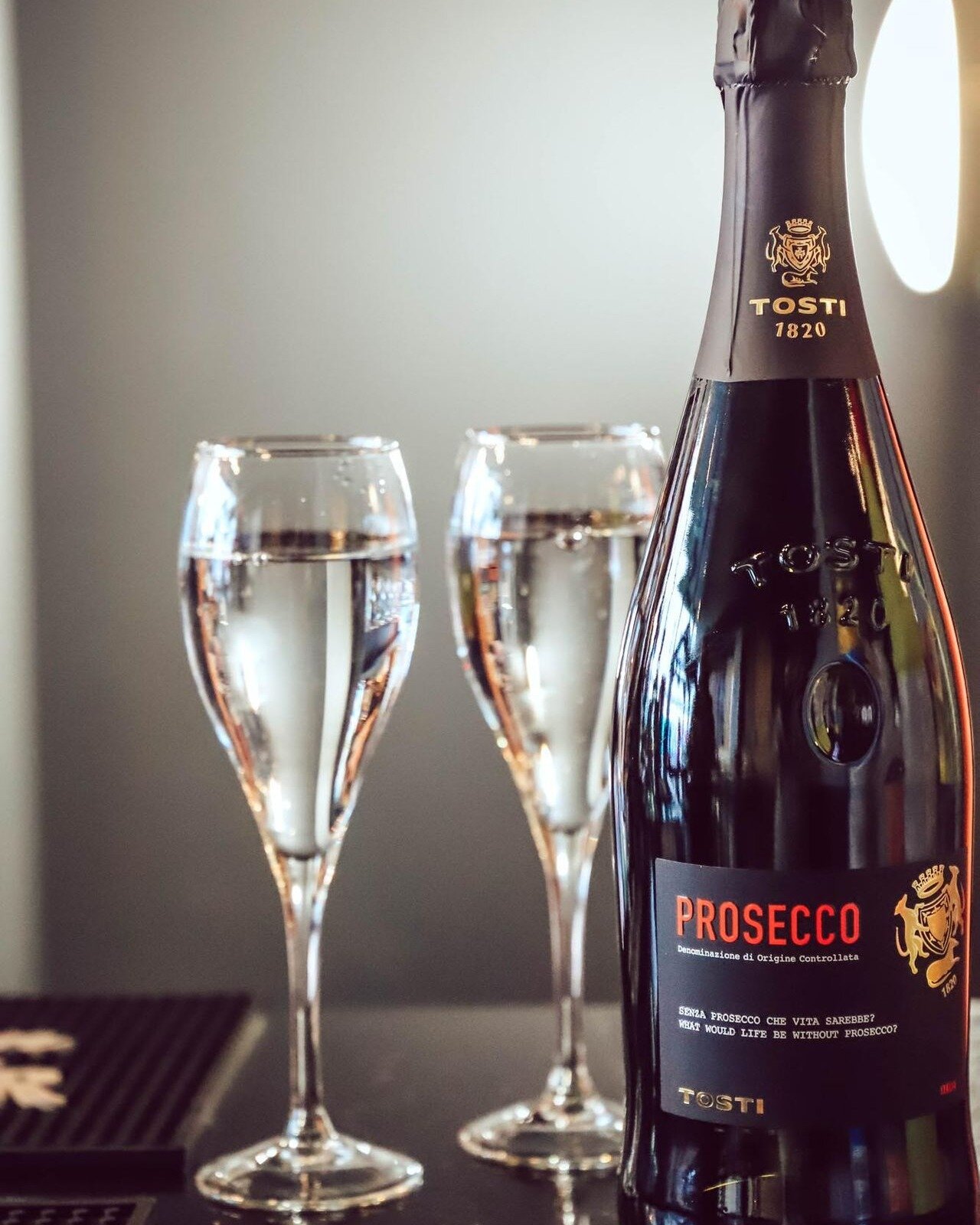 Fizz Friday is our favourite day of the week 🍾
For &pound;18 a bottle of Prosecco, it will soon be yours, too😘
#fizzfriday 
#bingley