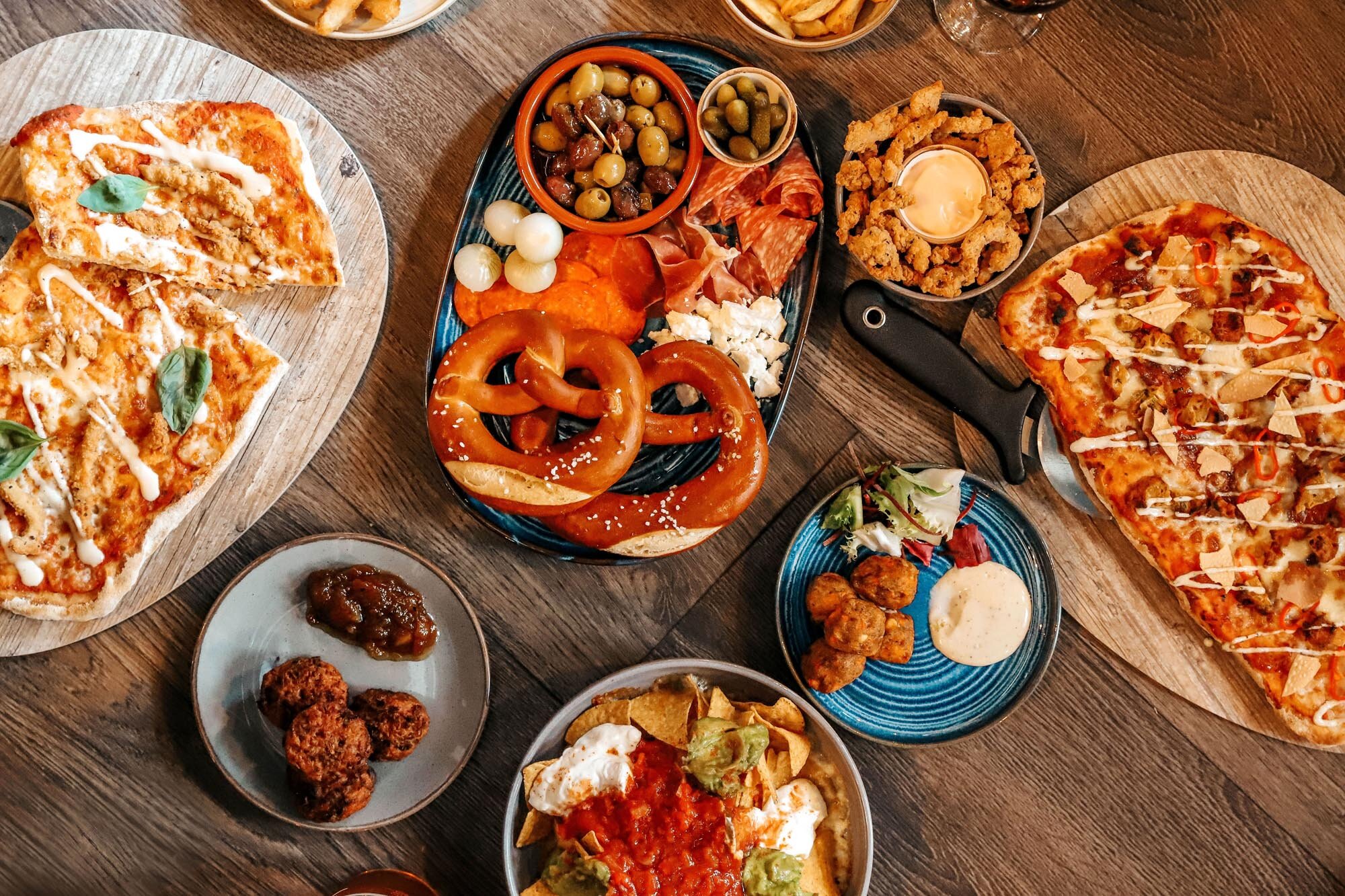 Our food menu has something for everyone 😊
Whether it be a Garlic Chicken Pizza, Hot &amp; Spicy Nachos or a selection of our finest beer bites!
Small plates at 3-4-&pound;12😋