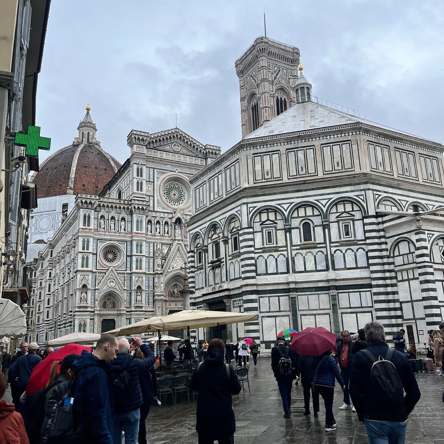 ☔ Amidst today's rainfall, memories flood back to last Saturday when we wandered the enchanting streets of Florence, under its own rainy skies. 🌧️🇮🇹 

Oh, how we miss the beauty, the flavors, and the aromas of Italy!!! 

Here's to brighter days ah