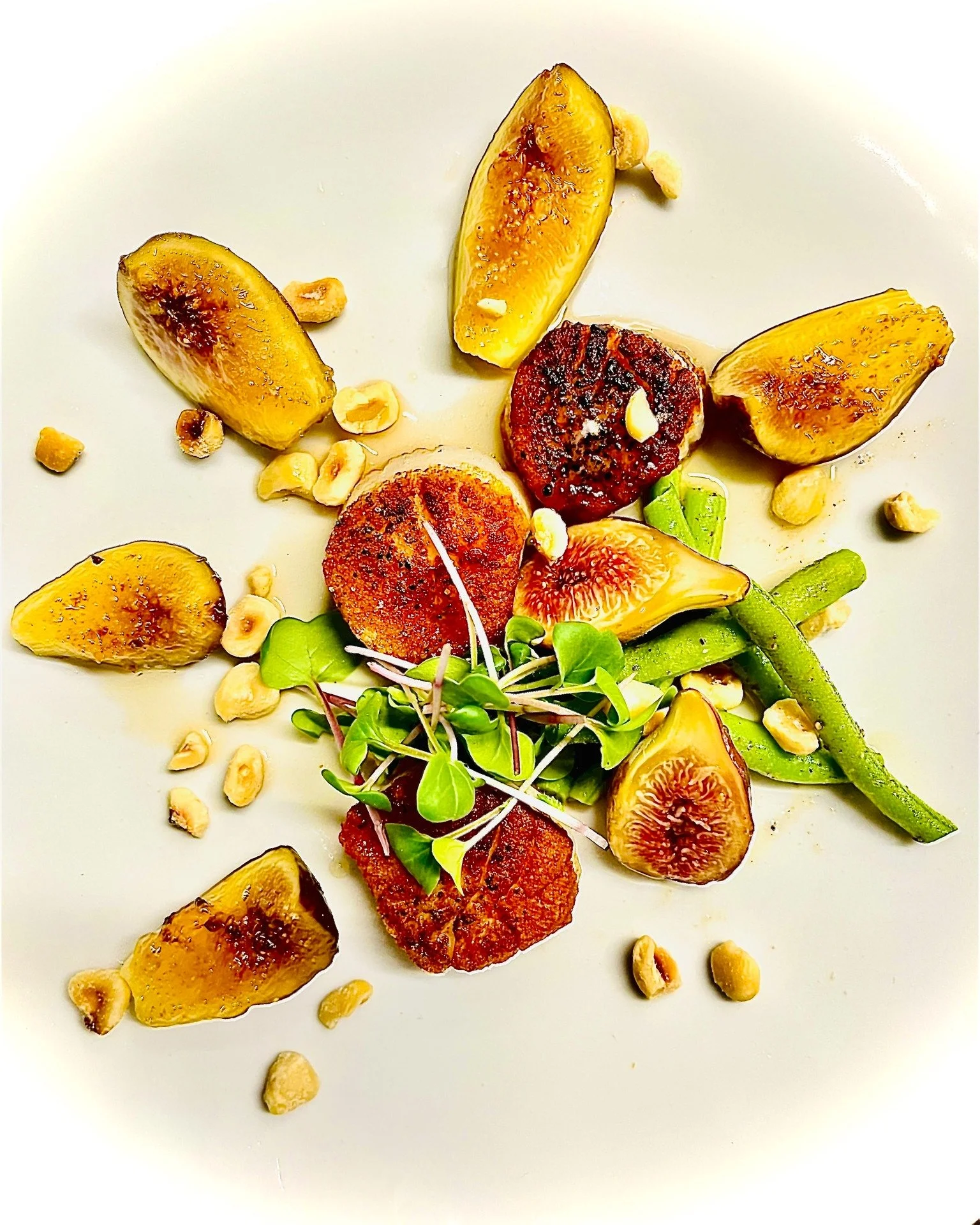 🌟 We wait all year for this moment, and it&rsquo;s finally arrived: Fig season is here! 🌟

This week our perfectly seared scallops&mdash;golden on the outside, tender within&mdash;are served with cured figs, fig juice, fresh figs, crisp green beans