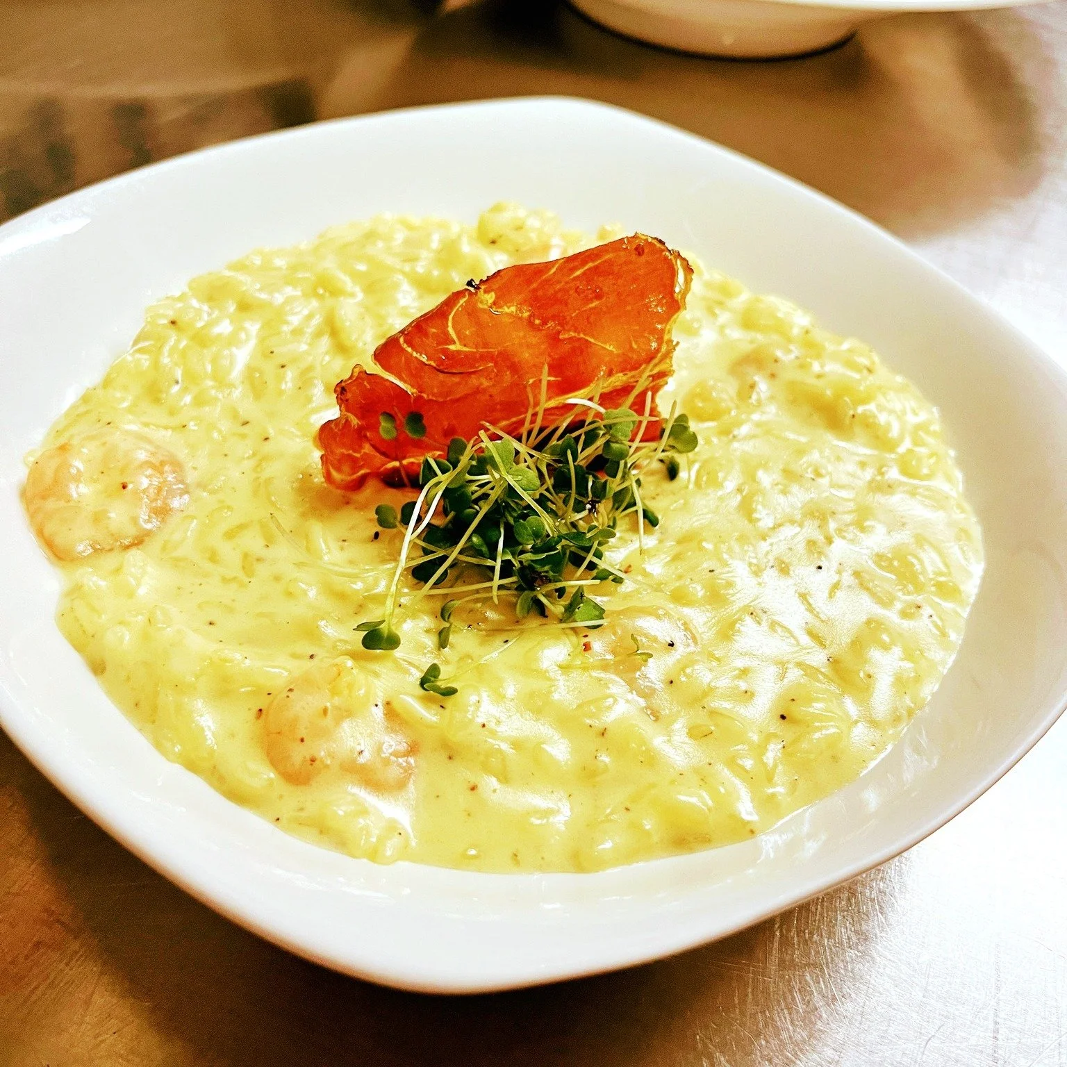 💛 Saffron risotto with shrimp 💛

Golden, creamy and impossibly comforting. Our saffron risotto is the kind of dish that feels like a hug &mdash; slow-stirred, velvety with mascarpone, kissed by the sea with tender shrimp and finished with a crown o