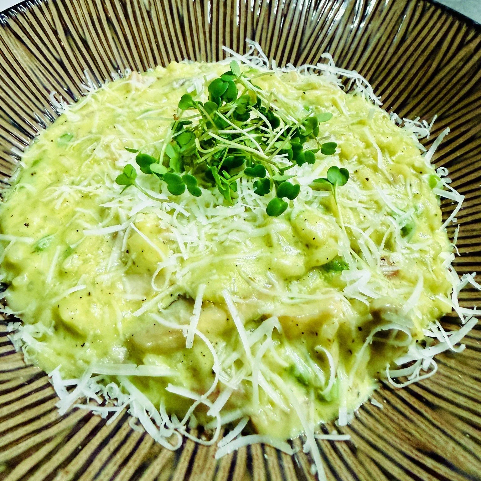 This week&rsquo;s risotto is pure spring decadence. 

Carnaroli rice kept perfectly al dente, folded with peas, mushrooms, a vibrant pea‑and‑basil pur&eacute;e, bright lemon zest and a snowfall of Pecorino Romano.
Creamy and deeply satisfying.

It al