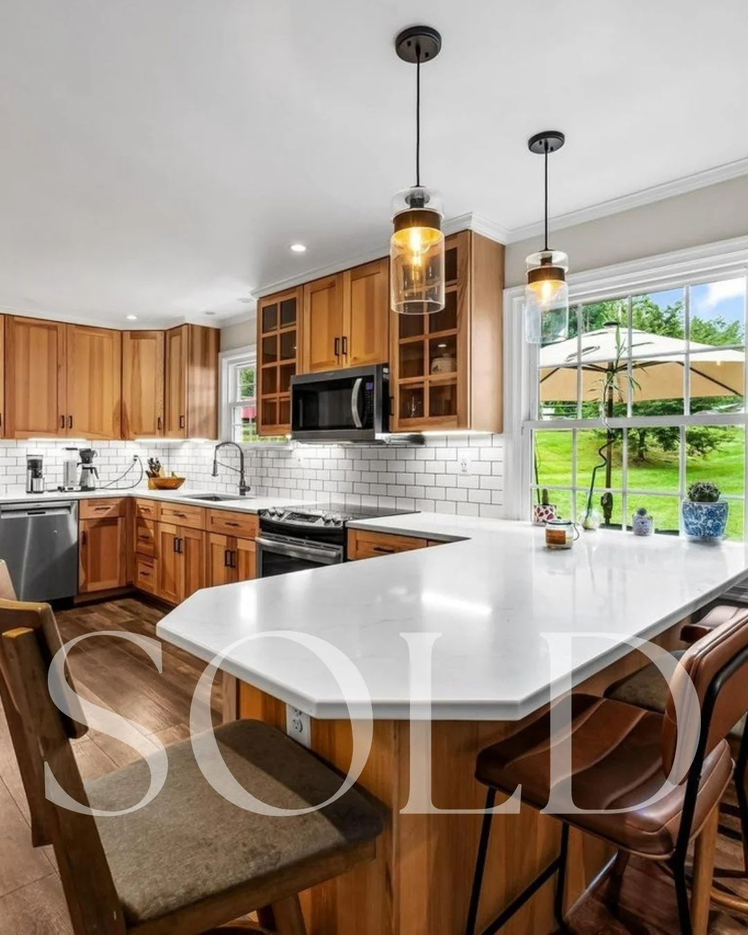 🎉 Congratulations to our buyers on their new home in Phoenix!

We&rsquo;re so glad they found the one they&rsquo;d been searching for, and @jenn.moss was right there every step of the way from contract to closing.💛

Now they get to settle in just i