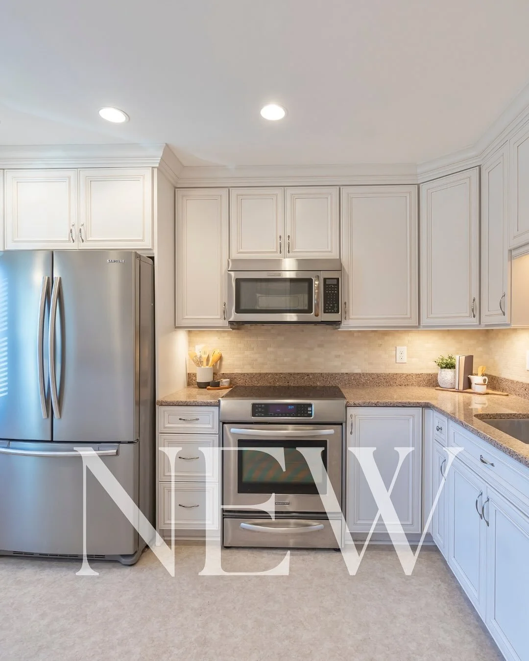 🏡 New Listing in Chapelgate!

If you&rsquo;ve been waiting for a Chapelgate home with charm, space, and sunshine, this is the one. This end-of-row cutie has high ceilings, hardwood floors, and a bright dining area that steps down into a sunlit famil