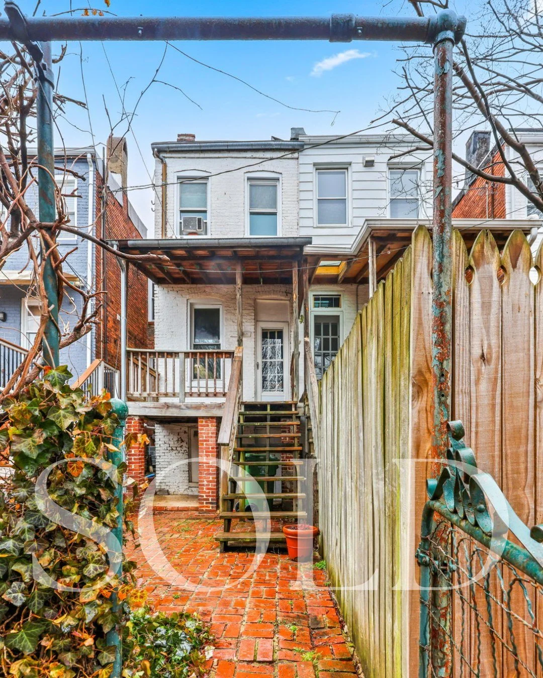 Speed. Strategy. Success. 💛

Huge congratulations to our seller on a super speedy settlement for this Hampden rowhome. With six offers on the table, she had the opportunity to choose exactly what worked best for her&hellip; and a two week settlement