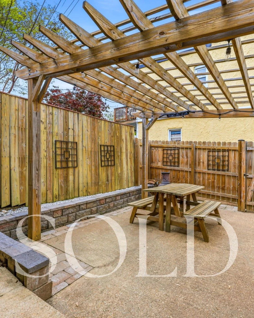 Congratulations to @mshousenerd's sellers on the successful sale of their adorable Hampden home! 🏡🎉

To say this one was popular would be an understatement between tons of showings and three offers in just a short time on the market, we were able t