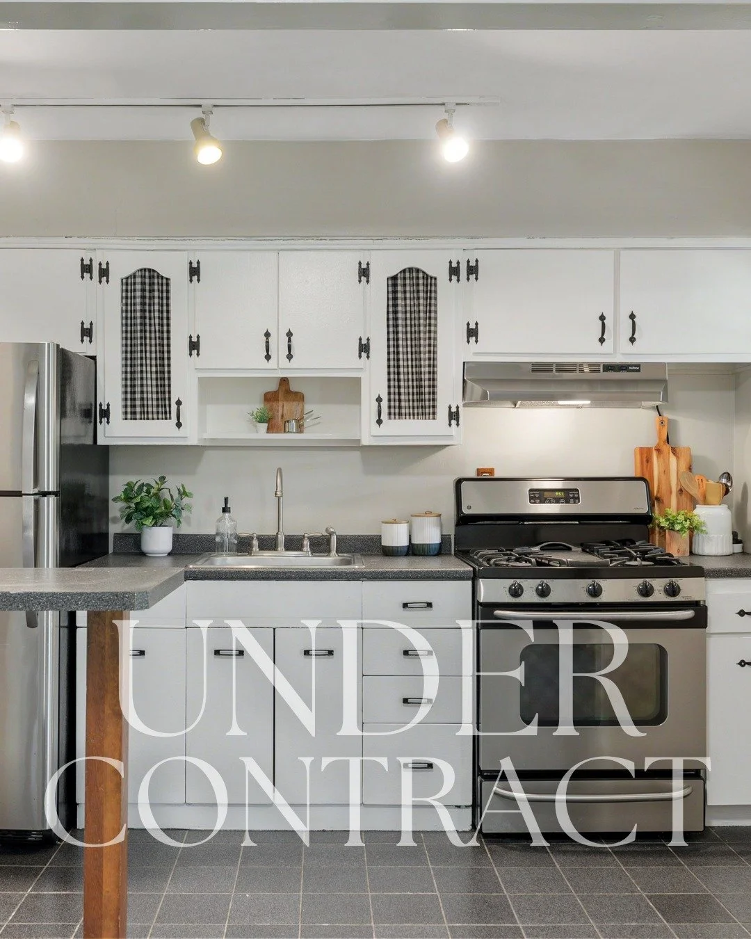 Proof that prep pays off. ✨

This Parkville beauty went under contract just 2 days after listing, and it's no surprise. Our seller poured time and care into getting it market-ready, and buyers noticed the moment it went live.

A well-prepared home do