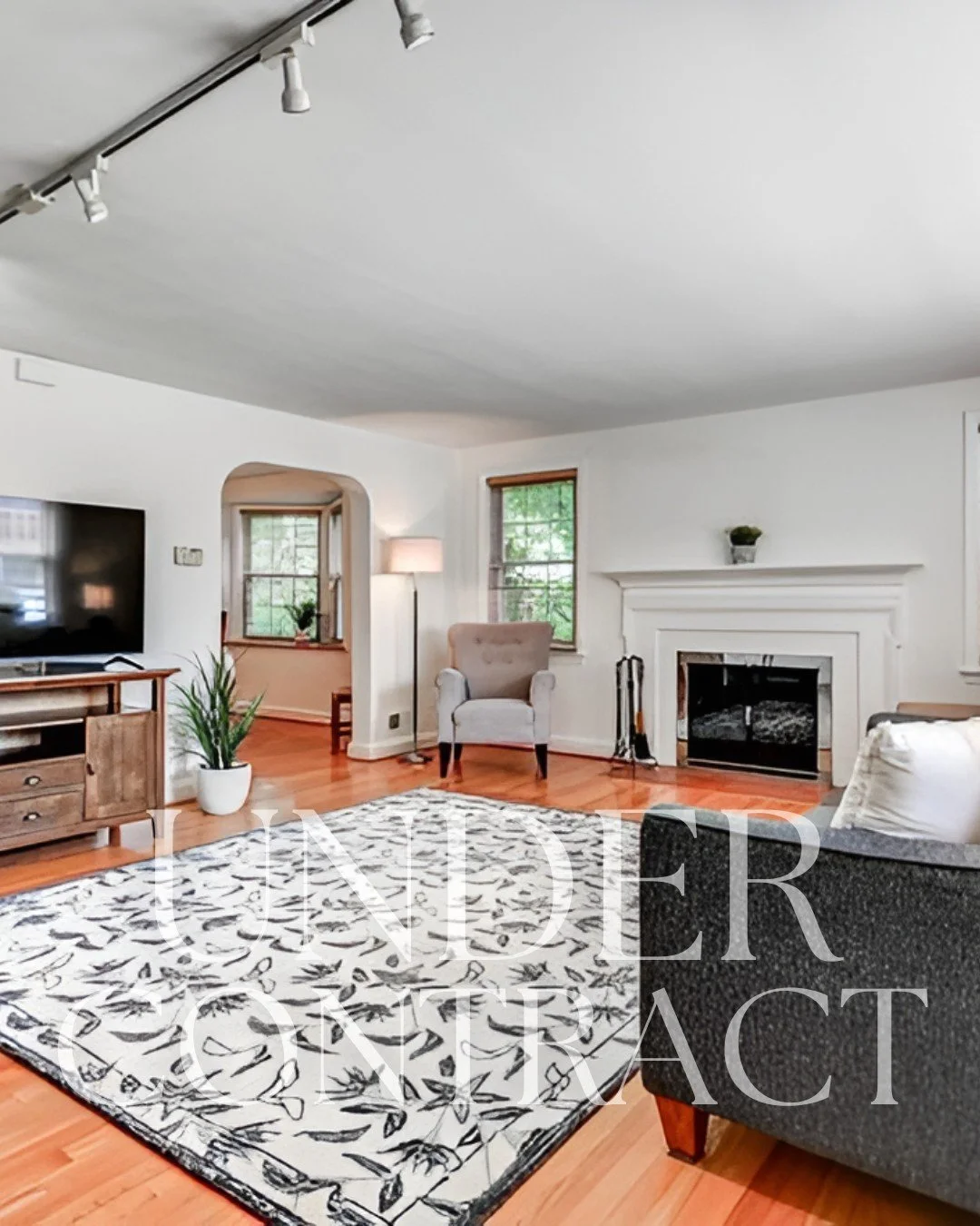 Congratulations to @jenn.moss buyer on going under contract on this adorable home in Loch Raven Manor!

After searching high and low for just the right place, this home checked all the boxes and we couldn't be more excited for her. Finding the perfec
