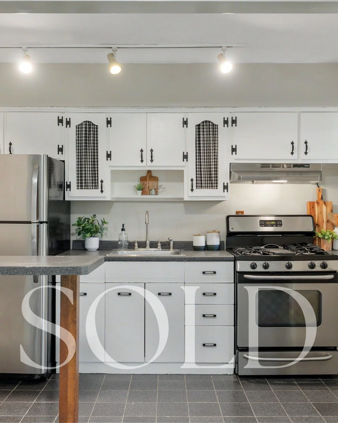 Rental property? Sold. 💰

Tenant moved out, seller put in the work, and this Parkville gem just closed $15,000 OVER list price.

This is what happens when prep meets the right market strategy.
Cheers to another happy seller and another settlement in
