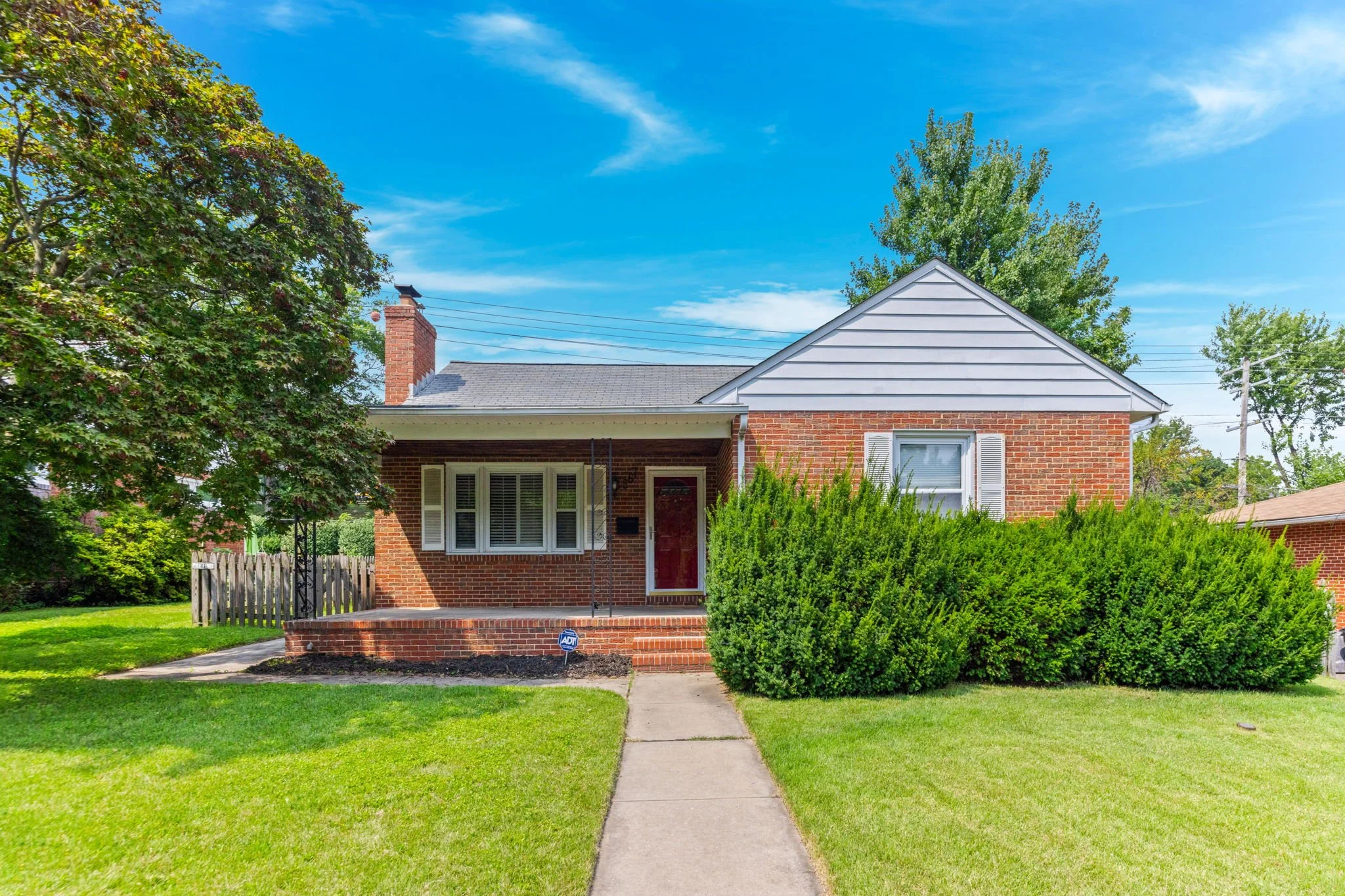 Welcome home to 567 Brook Road in Towson! 🏡

Come see it in person! Open House tomorrow, August 15th, 10am to 12pm.

This one has that feeling the moment you walk in, natural light pouring through every room, warm hardwood floors underfoot, and a la