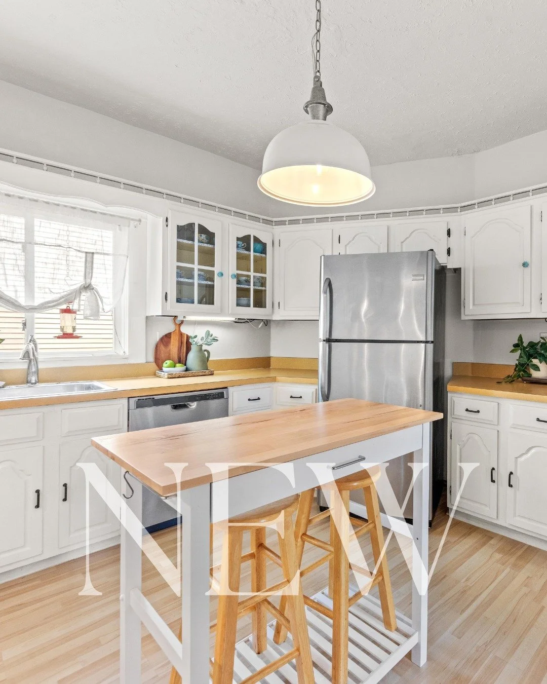 𝗡𝗲𝘄 𝗟𝗶𝘀𝘁𝗶𝗻𝗴! 🏡 𝟱𝟰𝟬𝟬 𝗖𝗮𝗿𝘁𝗲𝗿 𝗔𝘃𝗲𝗻𝘂𝗲, 𝗕𝗮𝗹𝘁𝗶𝗺𝗼𝗿𝗲

Corner lot Cape Cod that's bringing the charm for you ✨

Original wood columns, French doors &amp; pine hardwoods throughout &bull; Kitchen with double wall ovens, gas 