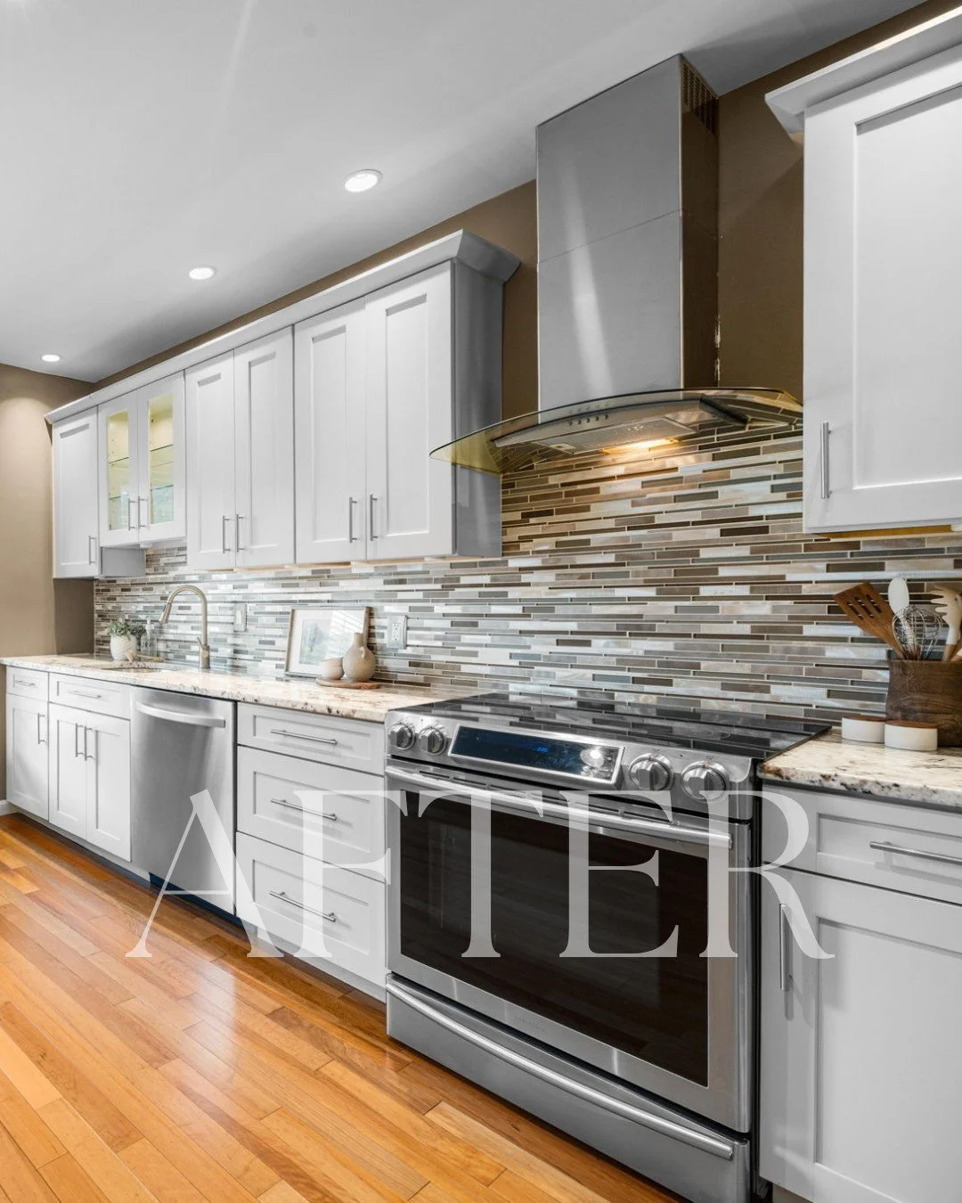 Same kitchen. Same cabinets. Same appliances.

Completely different feeling. ✨

Clear counters let buyers see the space, the light, and the potential. Our staging team guides you through every step so your kitchen shows like the heart of the home it 