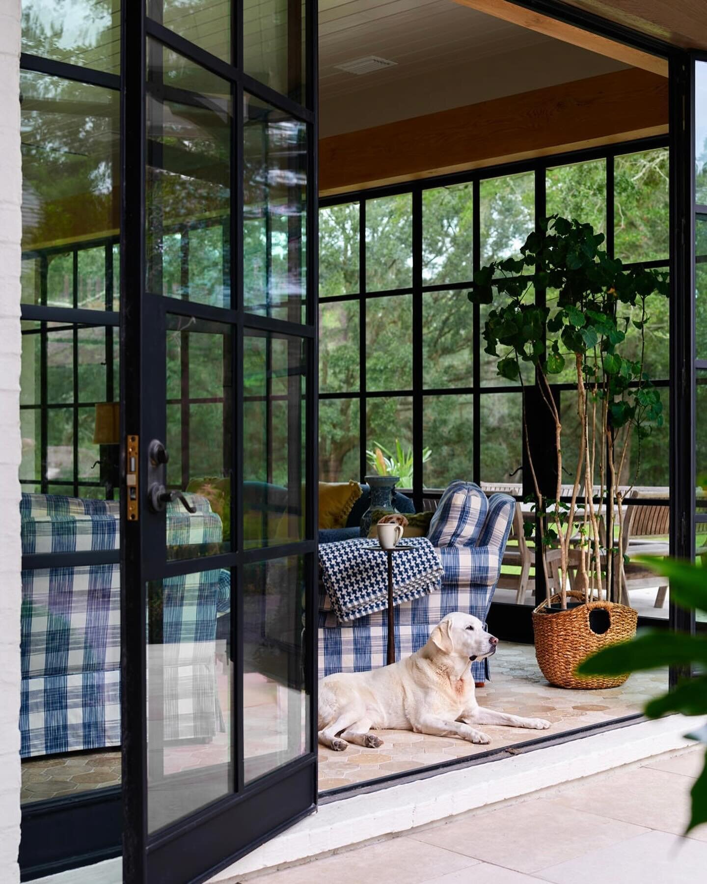 Sharing this sunroom with you to start the weekend off right. ☀️ Hopefully, it will warm up here in North Georgia. This sunroom is just beautiful. #sunroom #sunrooms #sunroomdesign #interiors #interiorphotography #architecture #archdailyretreat