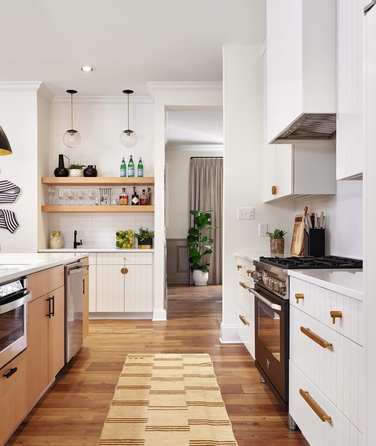 This kitchen design is flawlessness. Swipe left to see more. 🌿✨ #KitchenInspiration #DesignMasterpiece #Kitchen #Interiorphotography