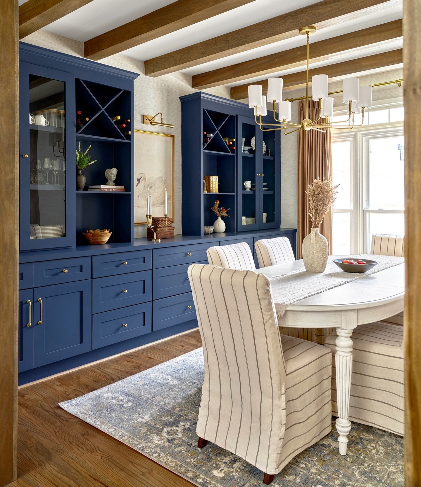This dining room renovation and design by @meganpatersoninteriors is perfection. 

#diningroom #diningroomdesign #interior #interiorphotography #interiorphotographer #fujifilm #fujigfx