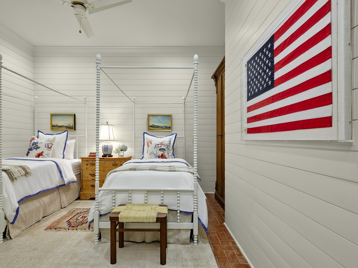 My sister did a great job with this guest bedroom. 🇺🇸 @kris_cottrell_wayne #bedroom #nteriordesign #interiors #interiorphotography #america