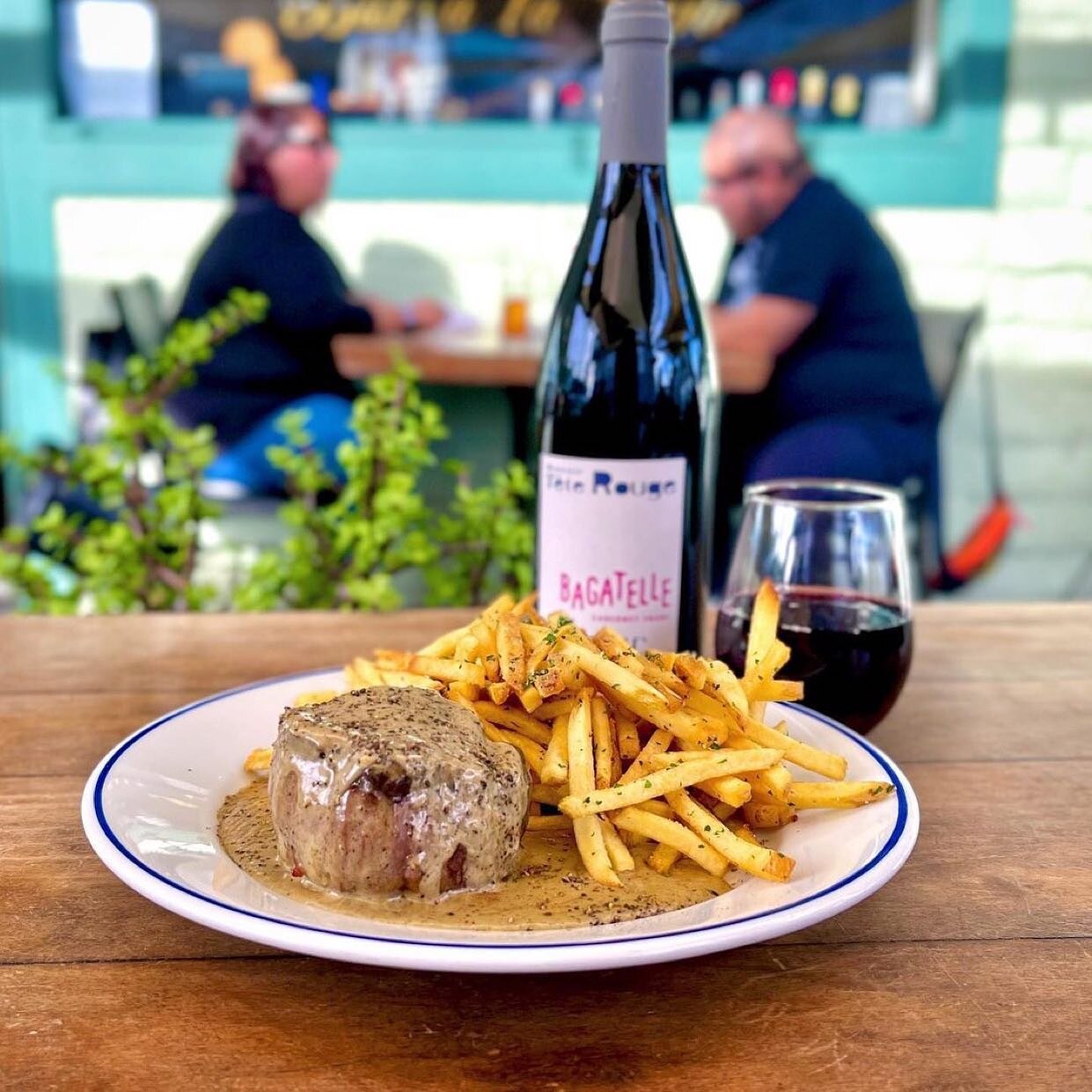 👀spotted in the wild @petittroisla

Filet Aux Poivres - 🇫🇷 

8 oz Filet, Cognac Pepper Sauce, and Clarified Butter Frites by @chefludo

Paired beautifully with the @manoirdelateterouge &ldquo;bagatelle&rdquo; saumur rouge by @emirirozu