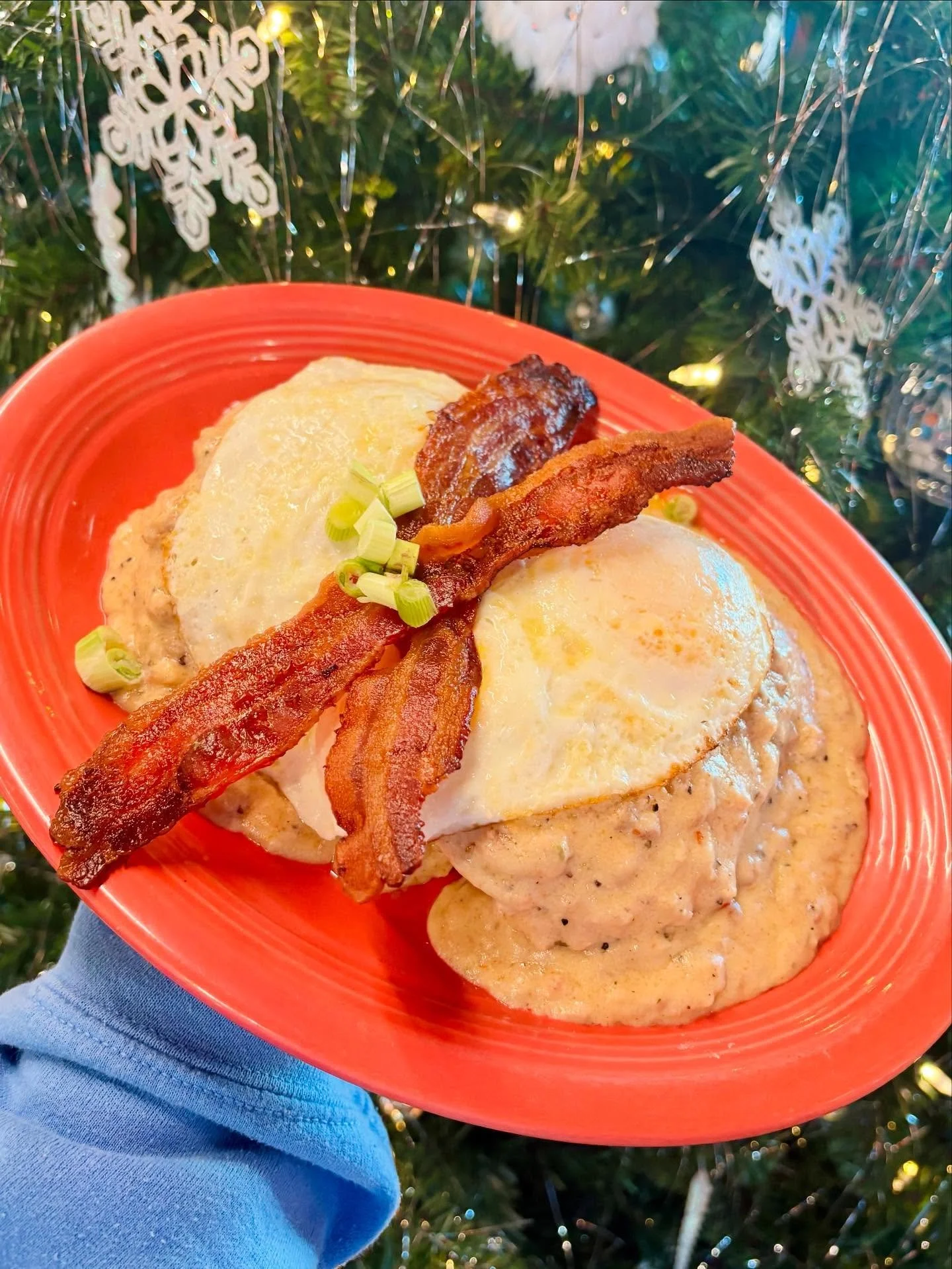 This chilly morning calls for nothing but comfort!🔥 Skip the cooking before Thanksgiving and spend it here with us✨