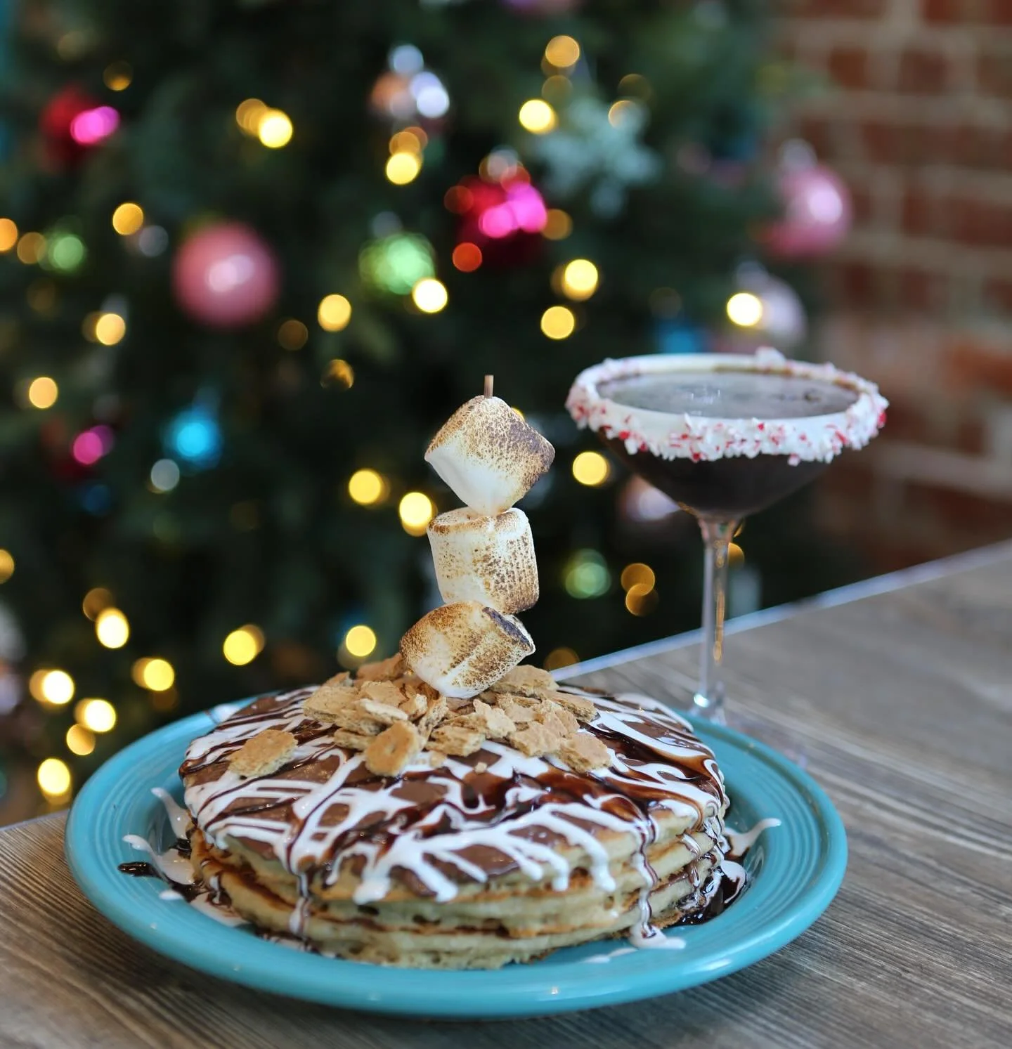 Don&rsquo;t let the cold stop you from brunching, we got just what you need! Warm up with our S&rsquo;mores pancakes and a tasty Peppermint Espresso Martini 🍸🍫 All locations open till 2:30🤩