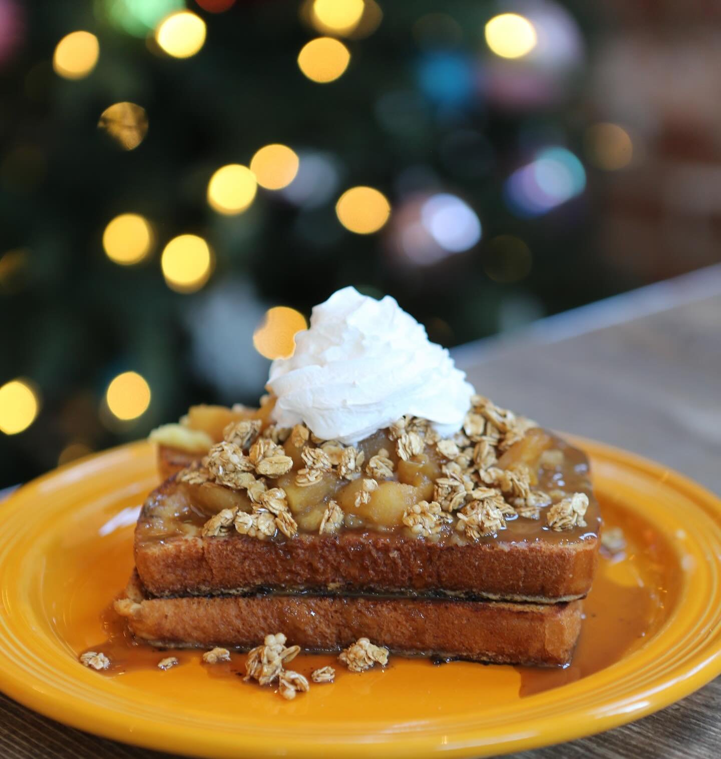 The sun is out so you should be too😍☀️ While you&rsquo;re at it top the day off with some brunch! Can&rsquo;t go wrong with the Dutch Apple Cheesecake French Toast to treat yourself to✨