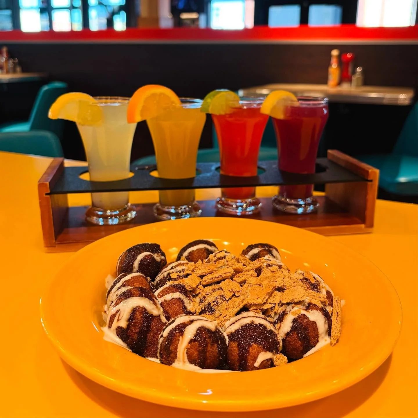 Cheers to Friday finally being here🥂 Get to brunch and begin your weekend early with a nice sweet treat🍫✨