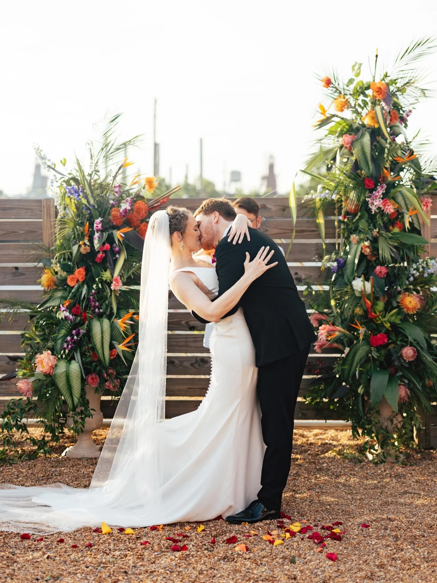 🌺 Lauren &amp; Matt 🌺

Sweet Lauren&rsquo;s only ask is that we bring the tropical atmosphere to the city, and it was SO much fun making that happen for her. 

Every detail was considered and fine-tuned to bring this vision to life. From balancing 