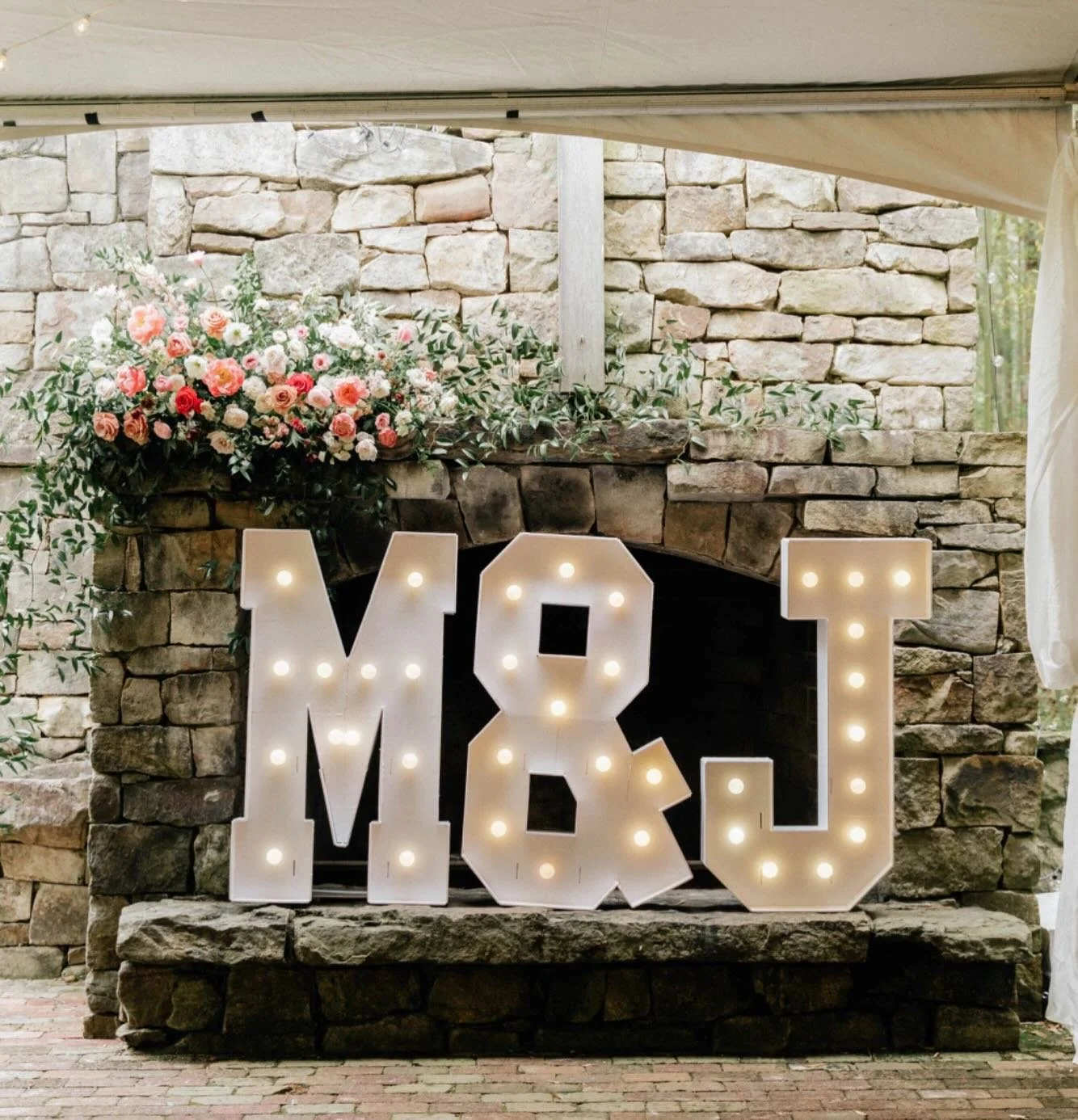 I love a marquee with bright floral accents 😍
