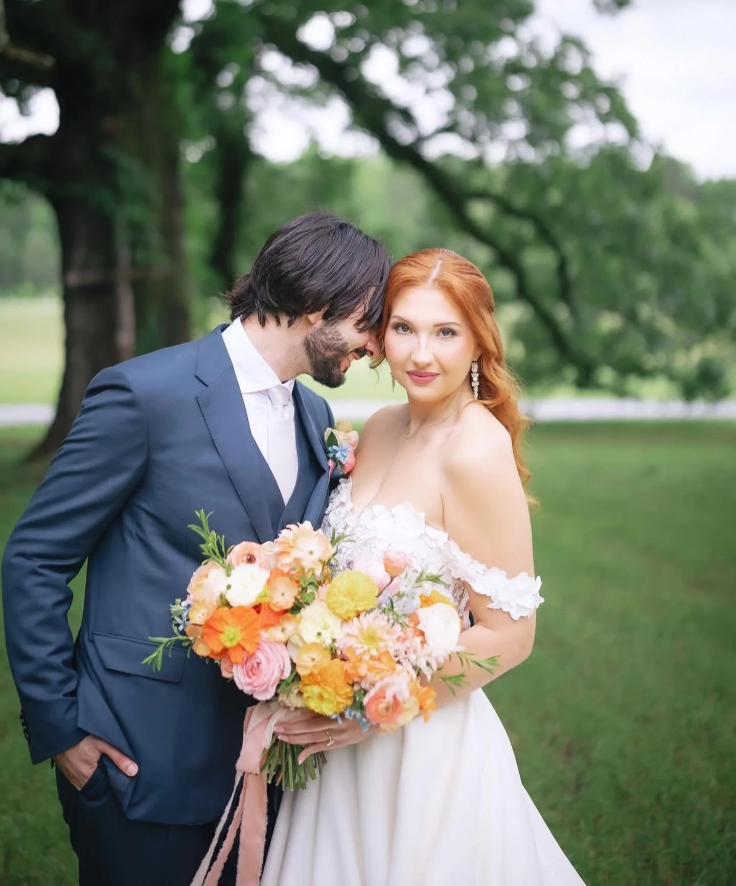When the florals coordinate with the Bride&rsquo;s ✨gOrGeOuS✨ hair. I simply cannot 😩😍